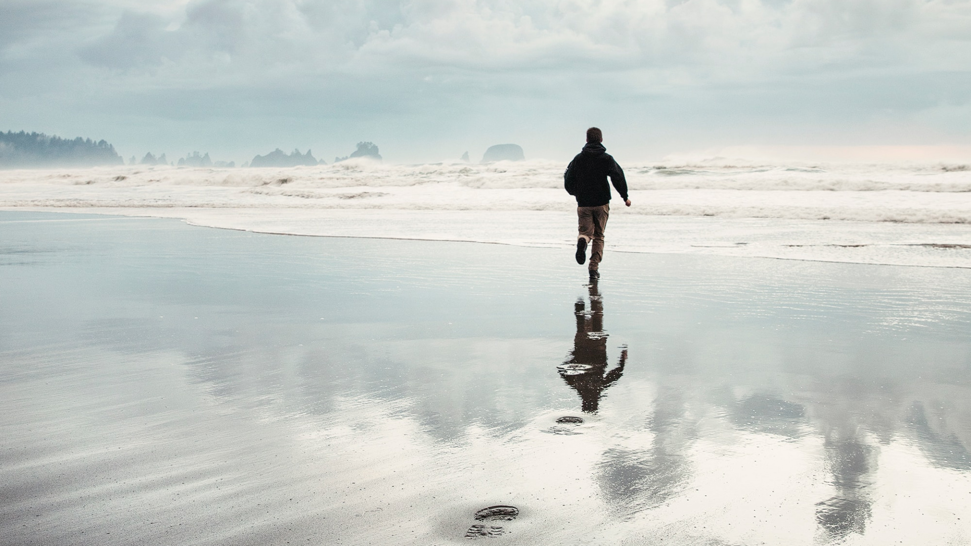 Обои оттенки серого, океан, спокойный, волна, горизонт в разрешении 1920x1080