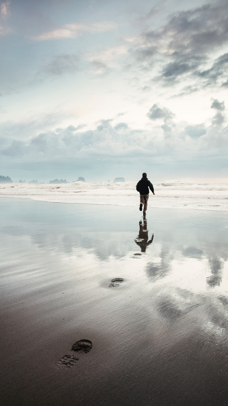 Обои оттенки серого, океан, спокойный, волна, горизонт в разрешении 750x1334