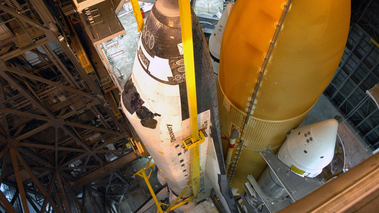 Обои программы космических челноков, space shuttle, НАСА, космический челнок discovery, желтый в разрешении 1280x720