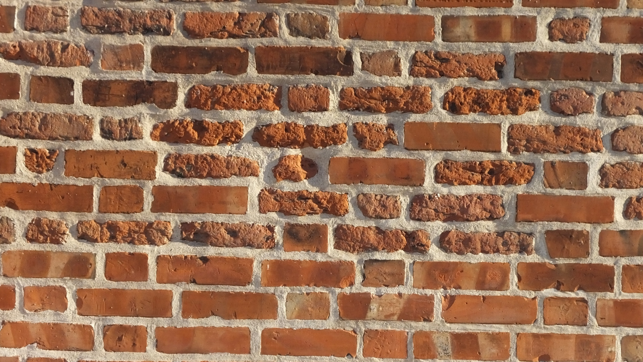 Обои кирпич, стена, кирпичная кладка, каменная стена, каменщик в разрешении 1280x720