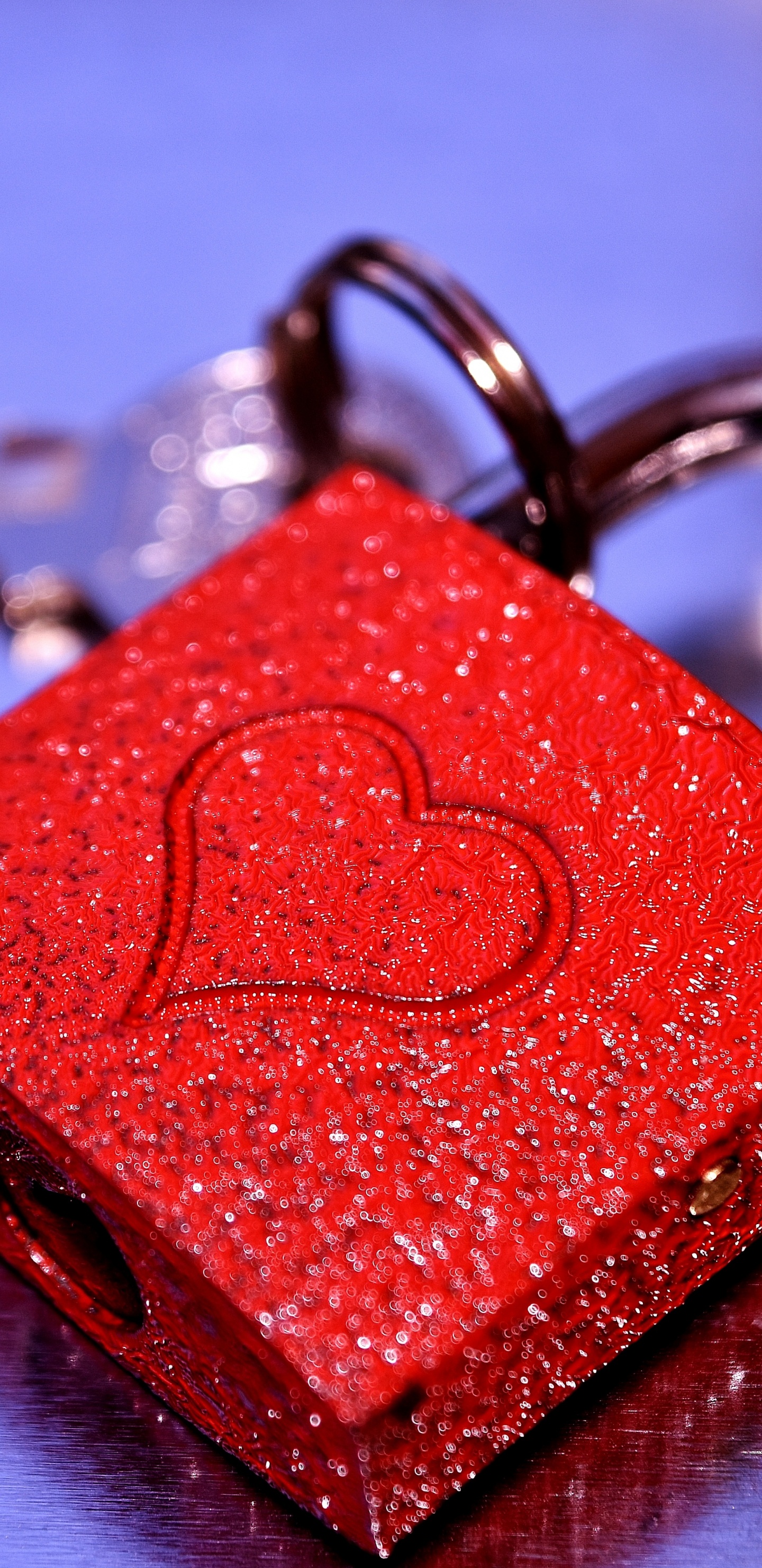 Обои сердце, красный цвет, брелок, модный аксессуар, замок навесной в разрешении 1440x2960