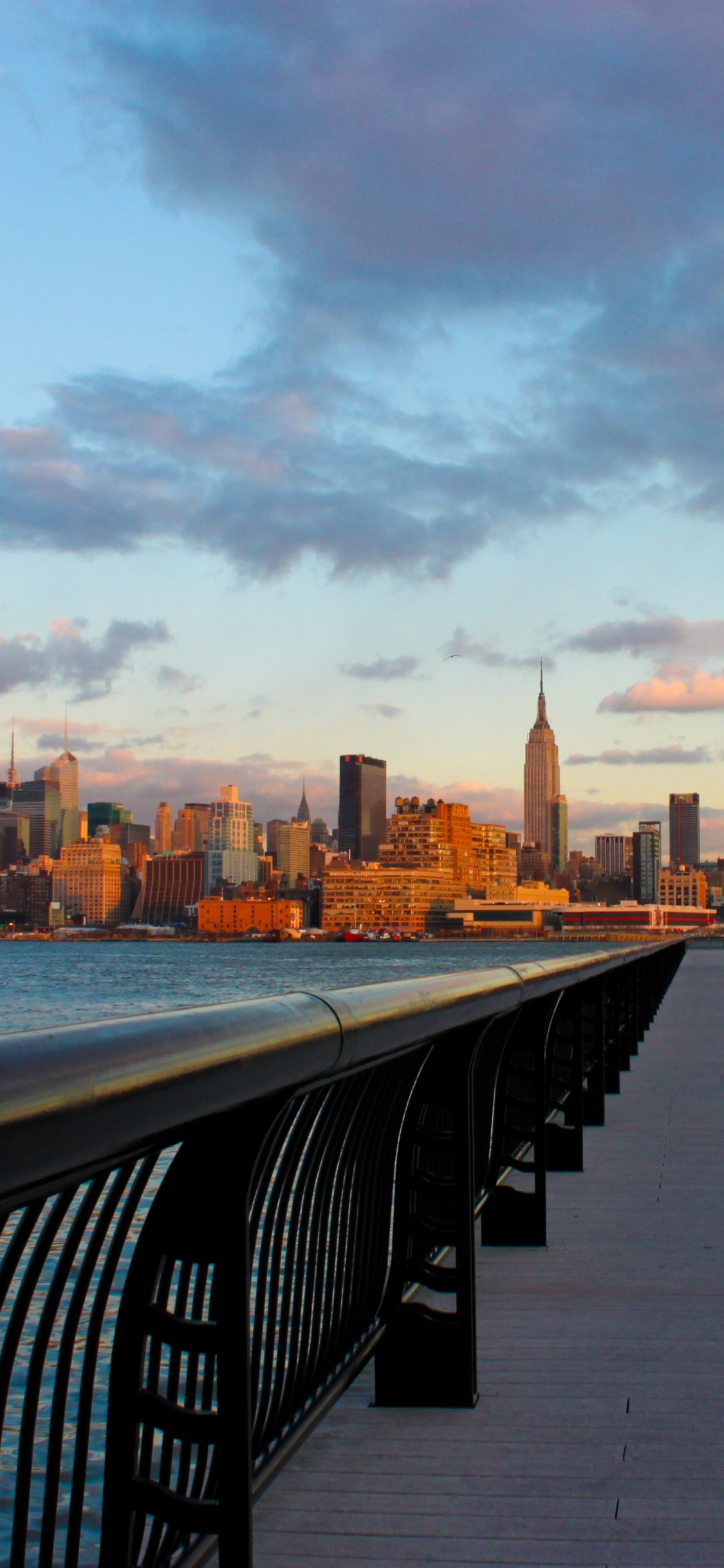 Обои НьюЙорк, Манхеттен, облако, линия горизонта, город в разрешении 1125x2436