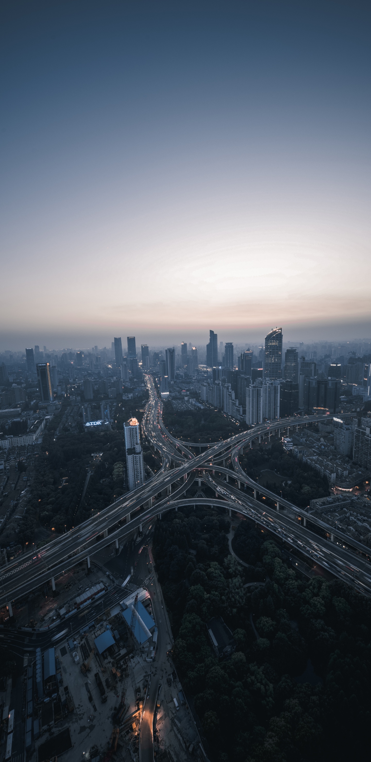 Обои городской пейзаж, городской район, город, метрополия, дневное время в разрешении 1440x2960