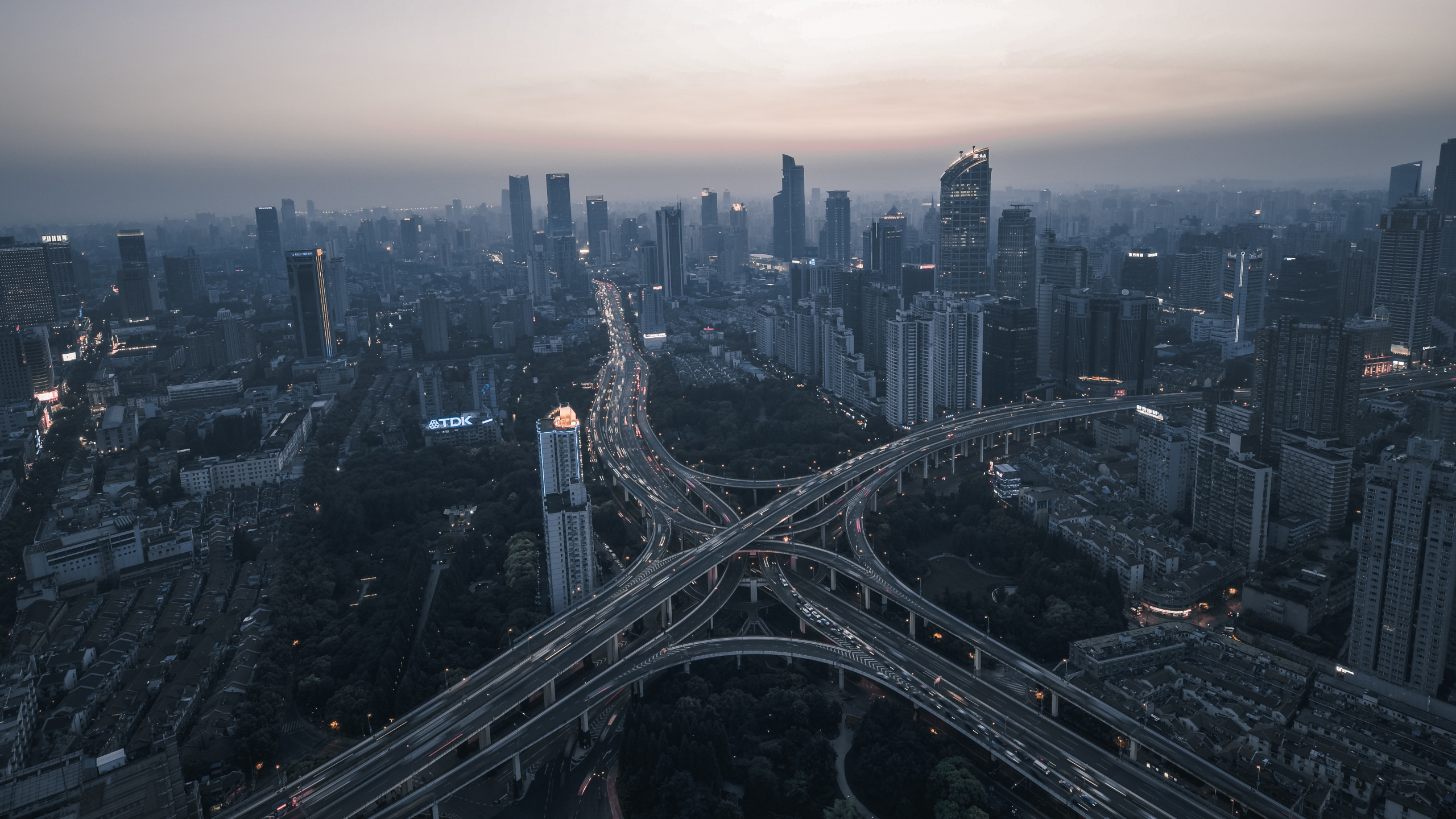 Обои городской пейзаж, городской район, город, метрополия, дневное время в разрешении 2560x1440