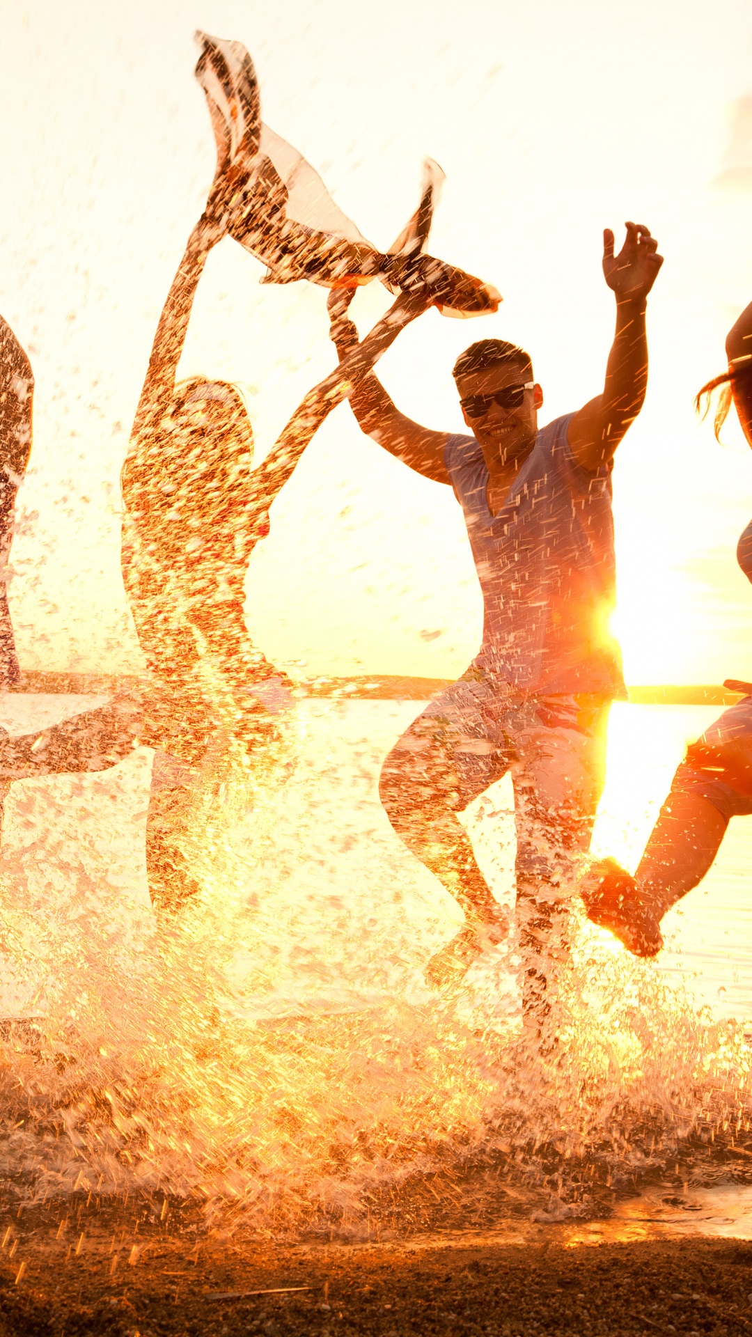 Обои забава, дружба, вода, лето, отпуск в разрешении 1080x1920