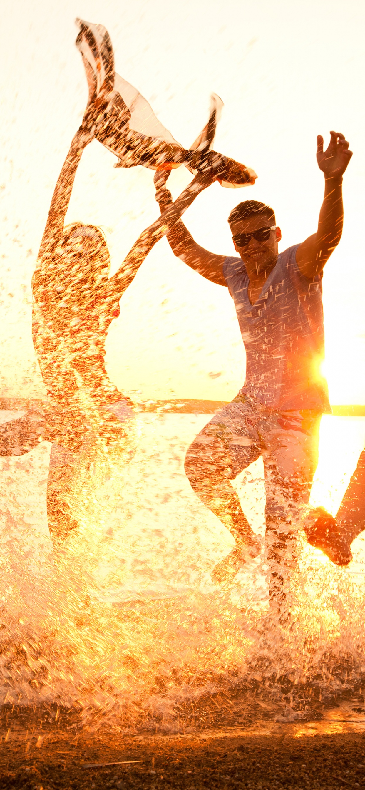 Обои забава, дружба, вода, лето, отпуск в разрешении 1242x2688