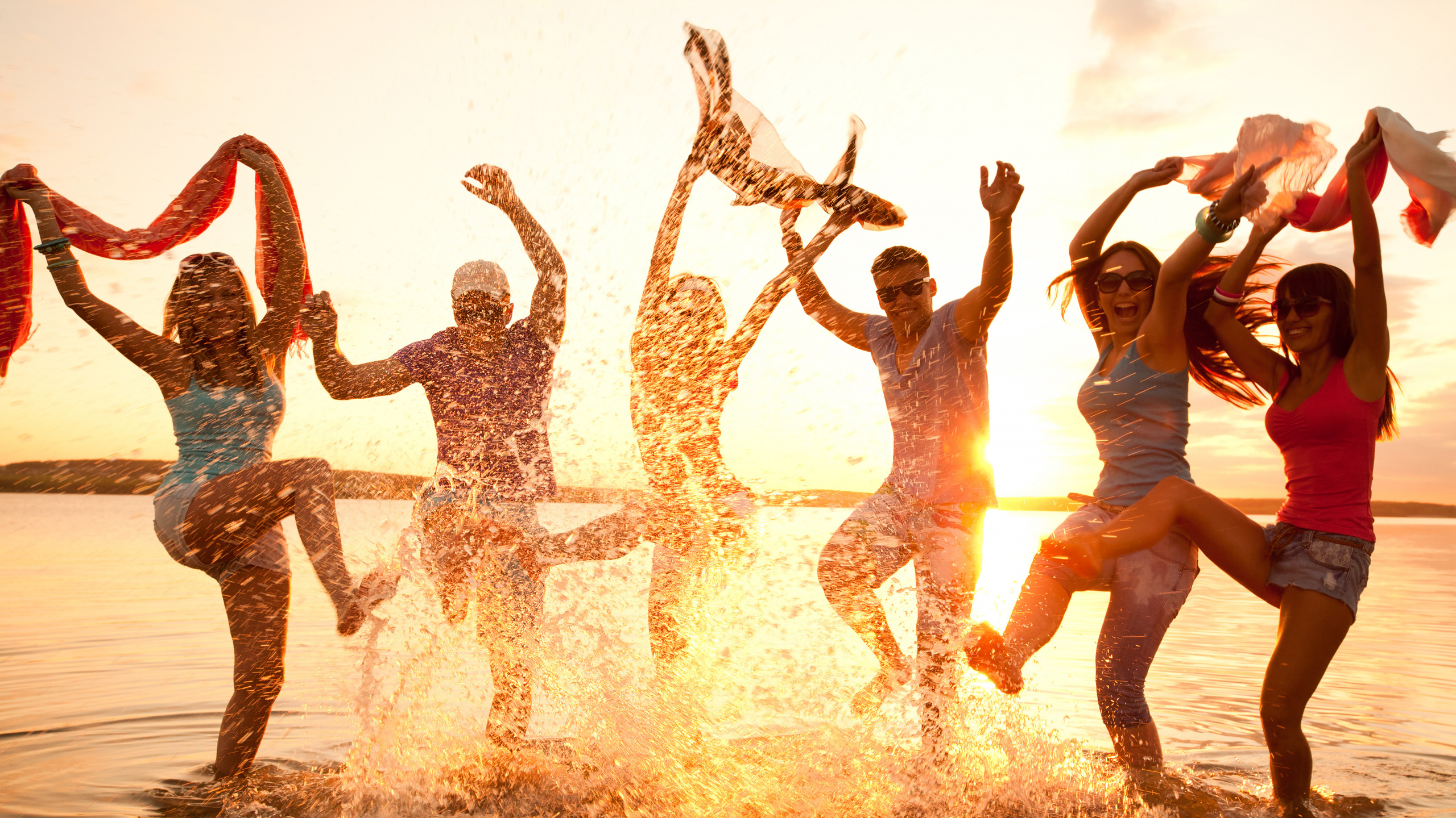 Обои забава, дружба, вода, лето, отпуск в разрешении 2560x1440