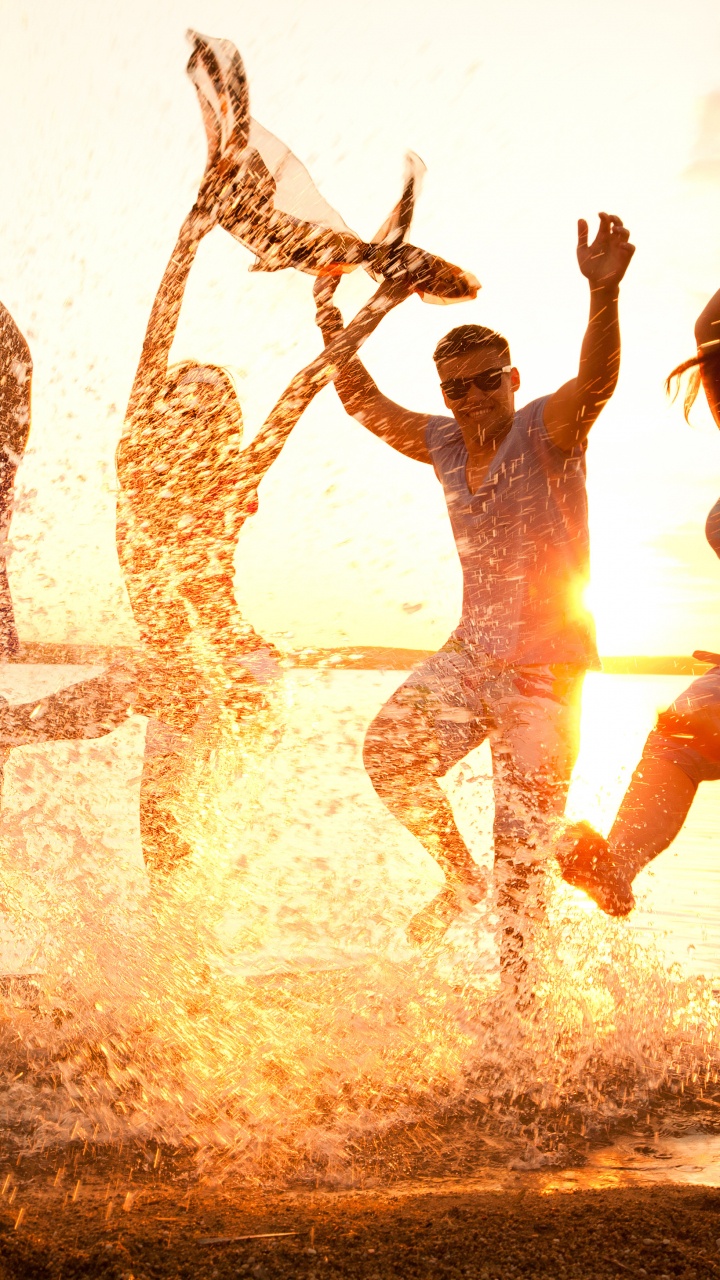 Обои забава, дружба, вода, лето, отпуск в разрешении 720x1280