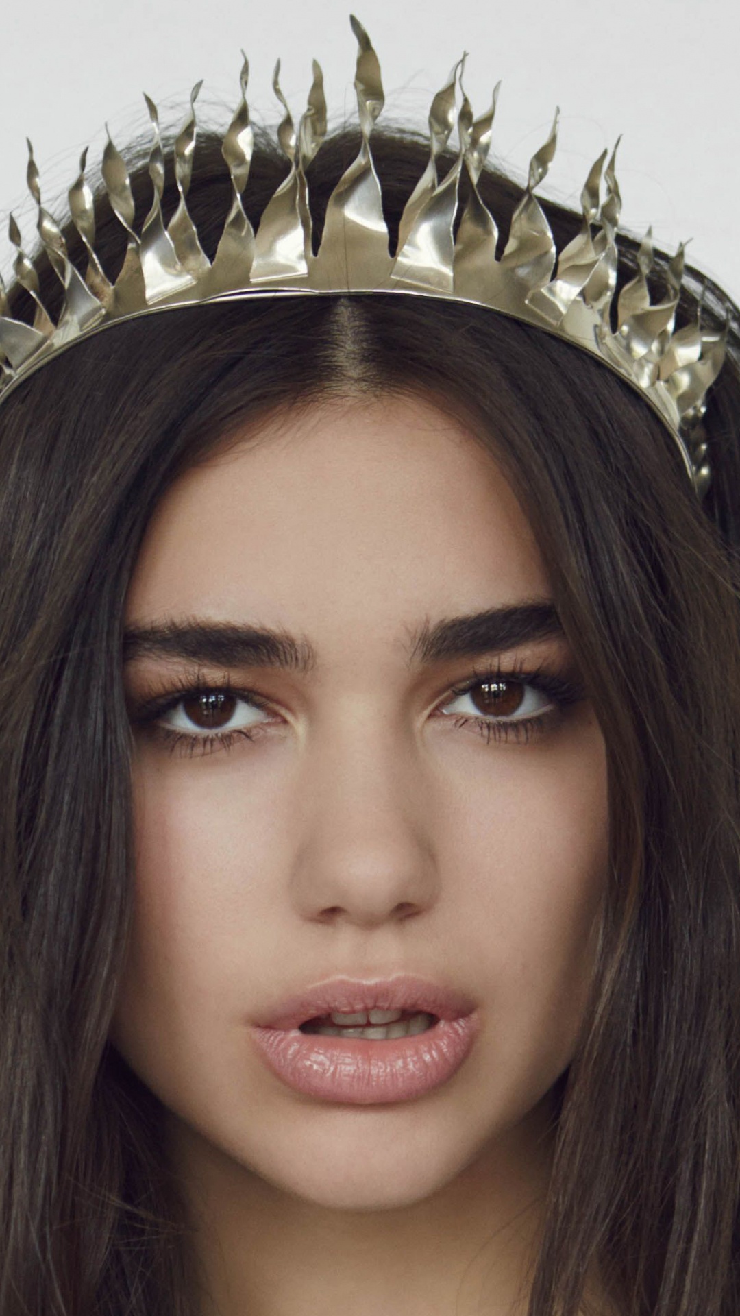 Обои Dua Lipa, волосы, корона, аксессуар для волос, лицо в разрешении 1080x1920