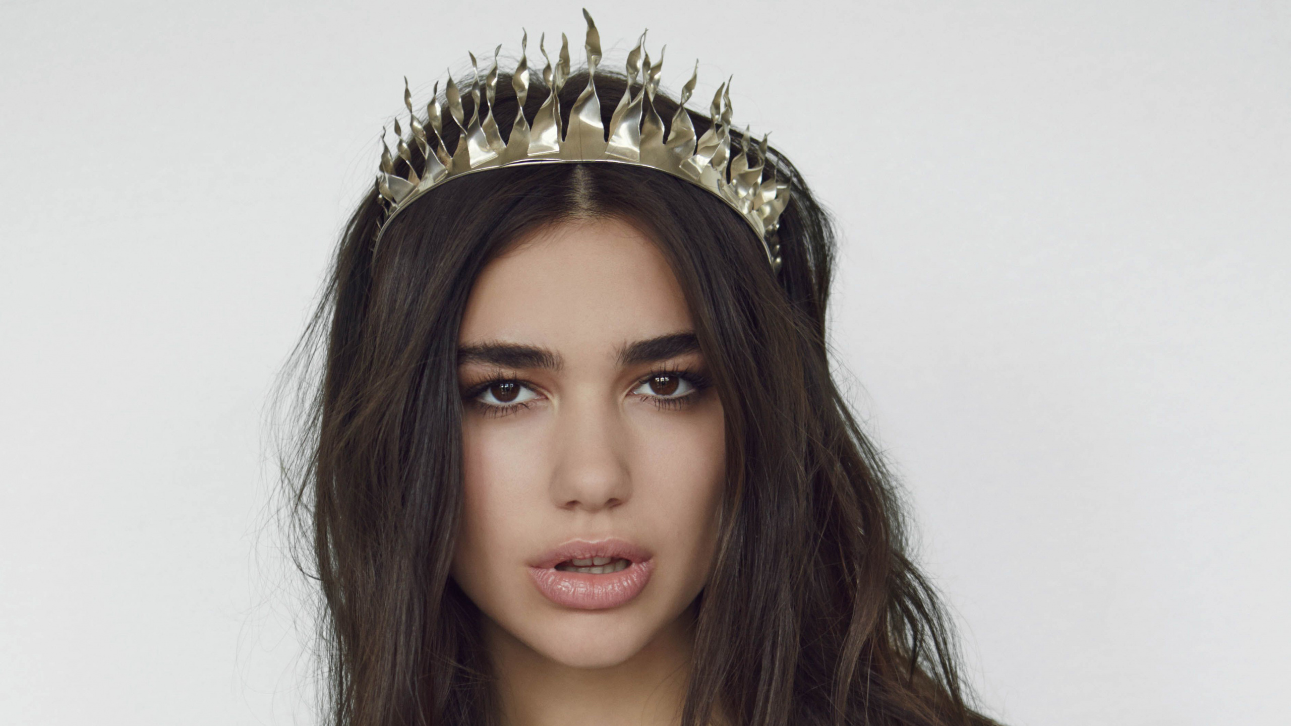 Обои Dua Lipa, волосы, корона, аксессуар для волос, лицо в разрешении 2560x1440