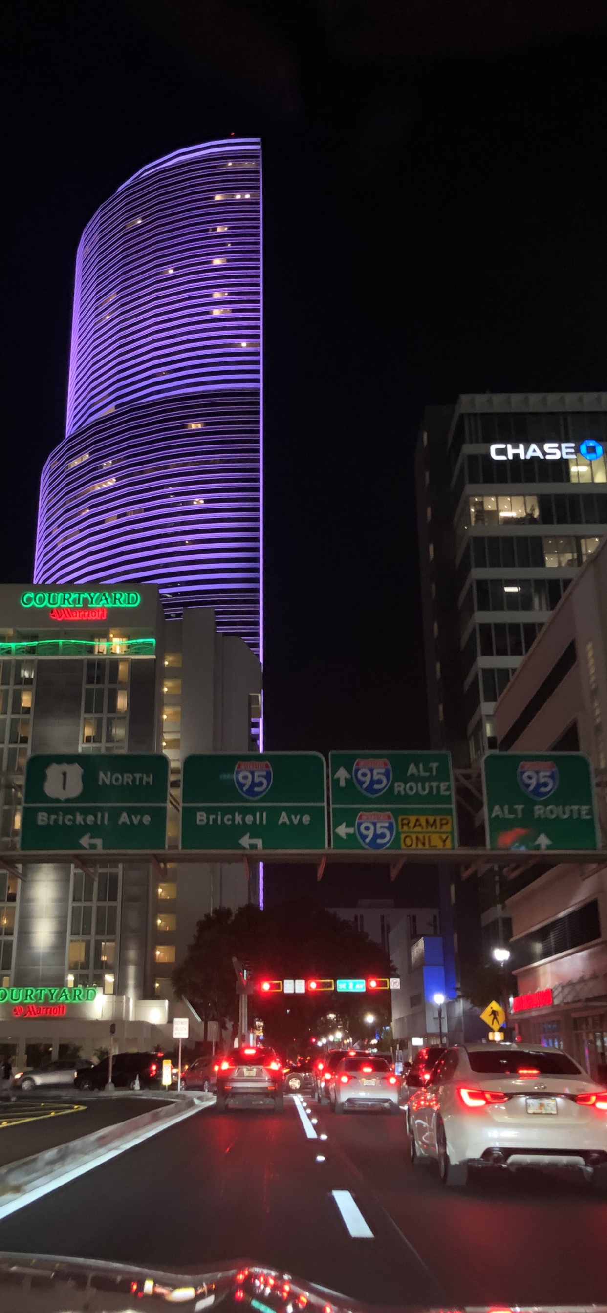 Обои Майами, ночь, дорога, инфраструктура, город в разрешении 1242x2688