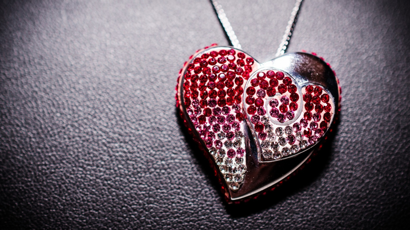 Обои ювелирные изделия, кулон, сердце, ожерелье, красный цвет в разрешении 1366x768