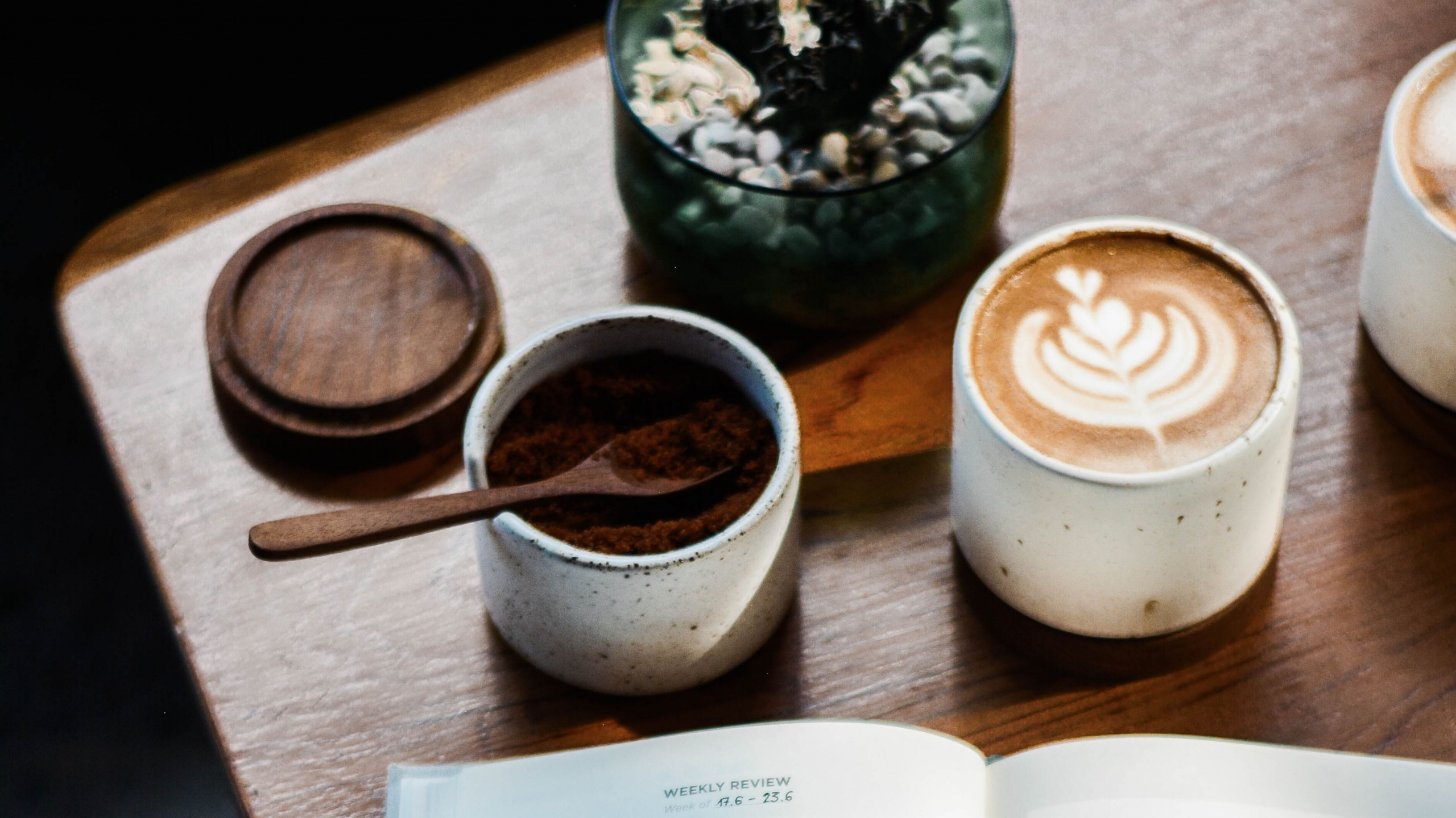 Обои кофе, кофейная чашка, чашка, напиток, белый кофе в разрешении 2560x1440