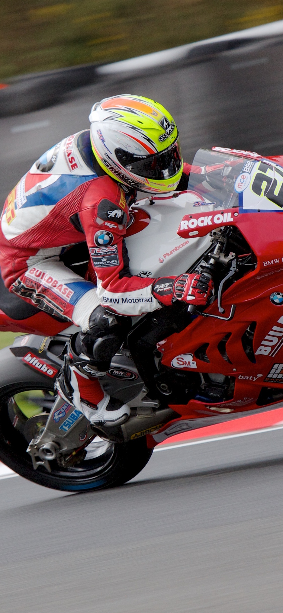 Обои мотоцикл, занятие спортом, автоспорт, супербайк, мотогонщик в разрешении 1125x2436