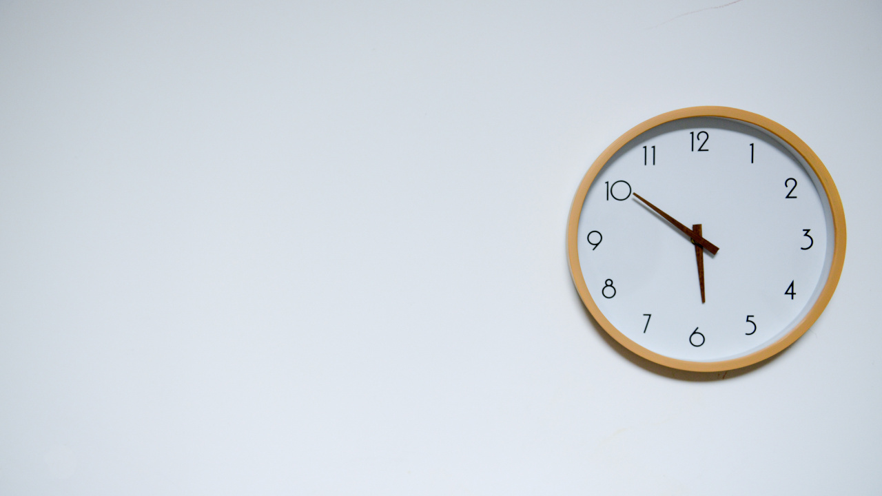 Обои будильник, домашние аксессуары, мебель, кварцевые часы, дизайн интерьера в разрешении 1280x720