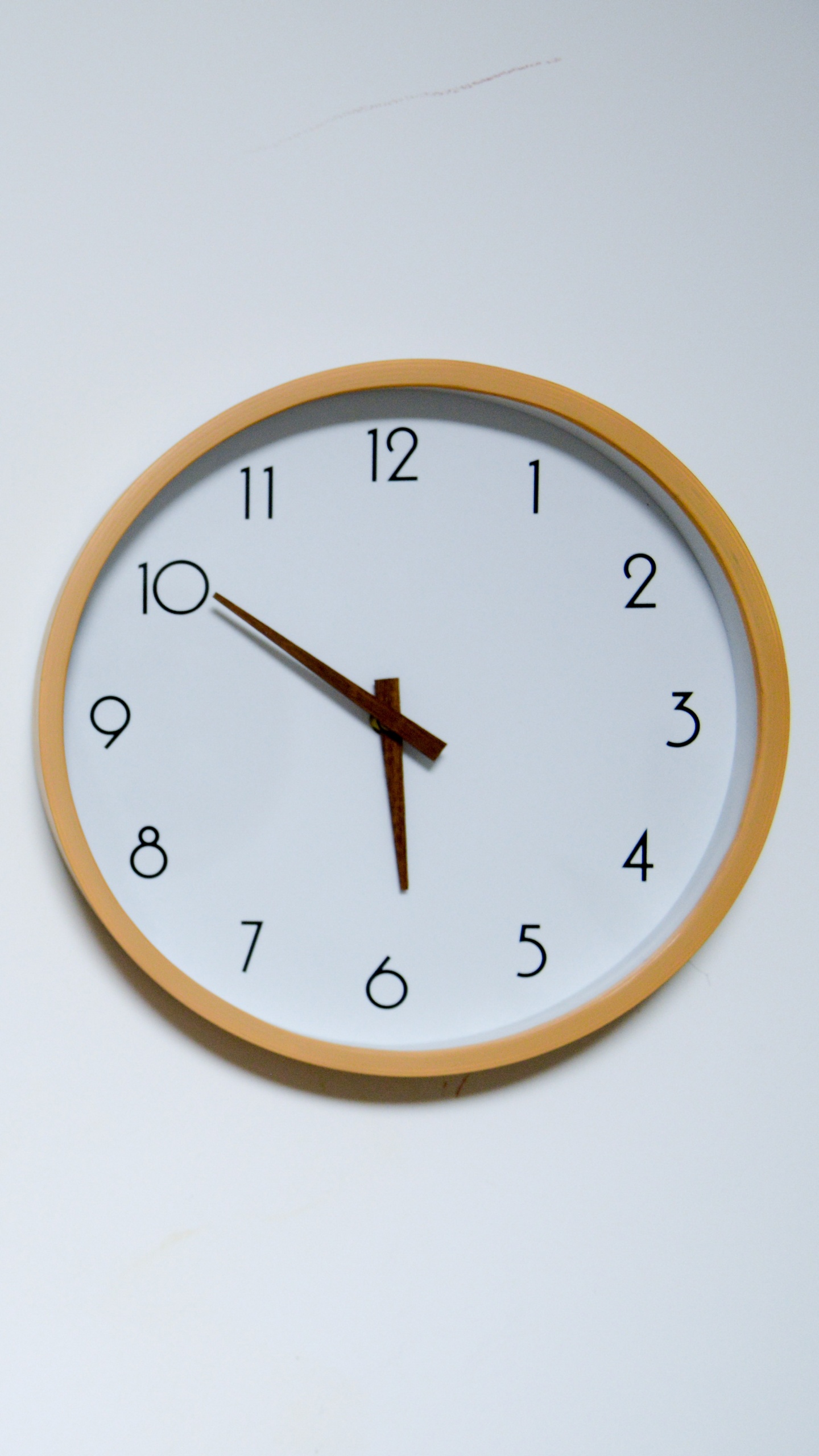 Обои будильник, домашние аксессуары, мебель, кварцевые часы, дизайн интерьера в разрешении 1440x2560