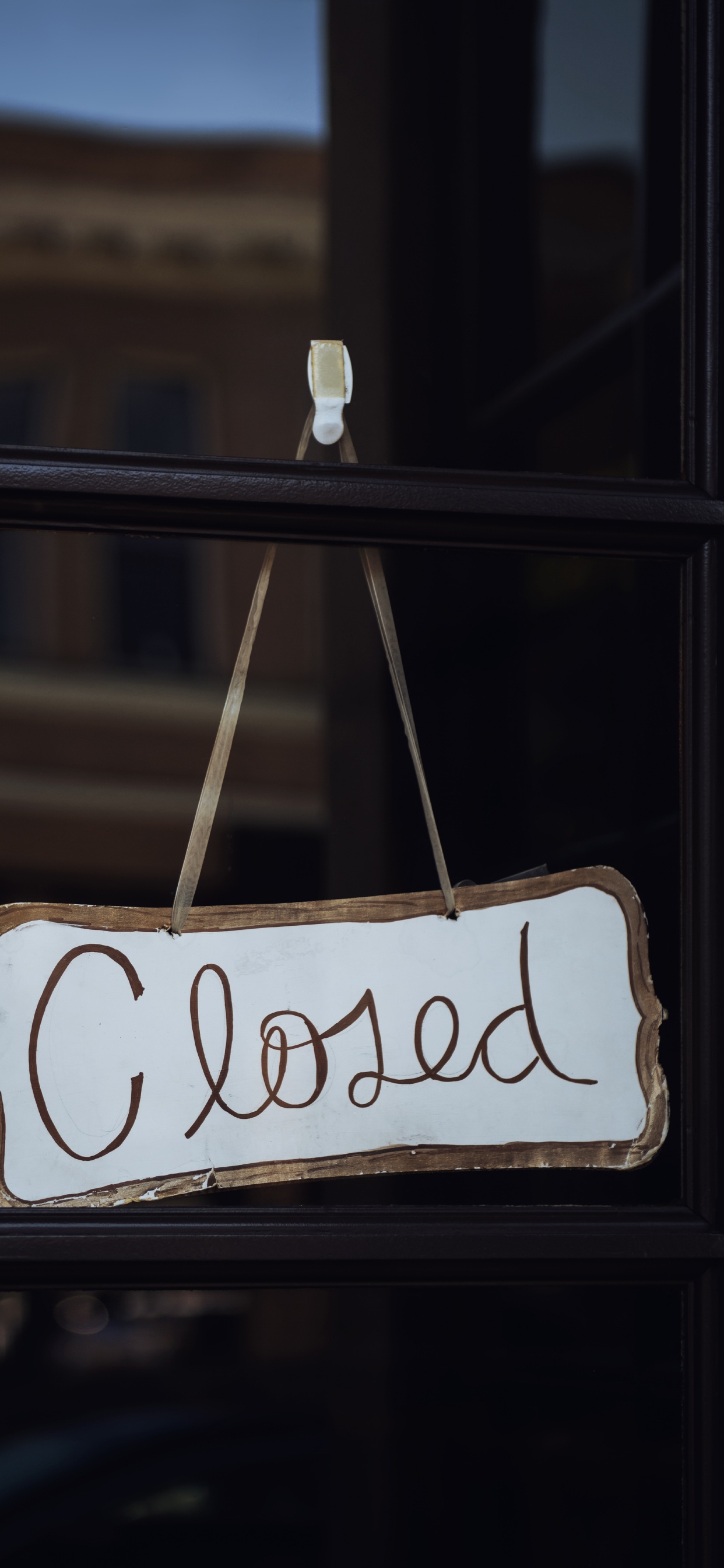 Обои стекло, архитектура, вывеска, текст, окно в разрешении 1242x2688