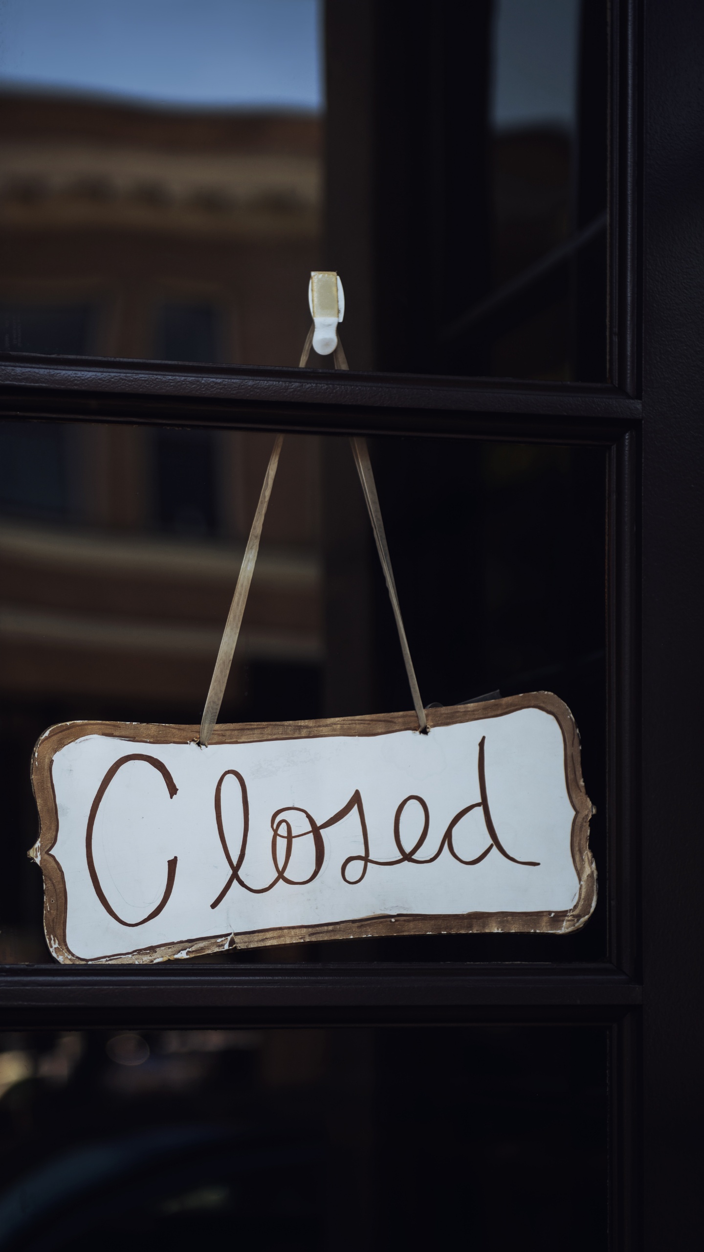 Обои стекло, архитектура, вывеска, текст, окно в разрешении 1440x2560