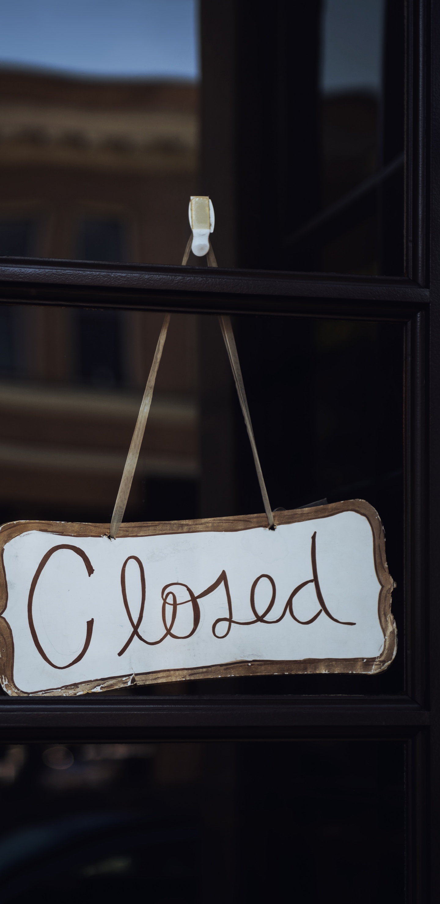 Обои стекло, архитектура, вывеска, текст, окно в разрешении 1440x2960