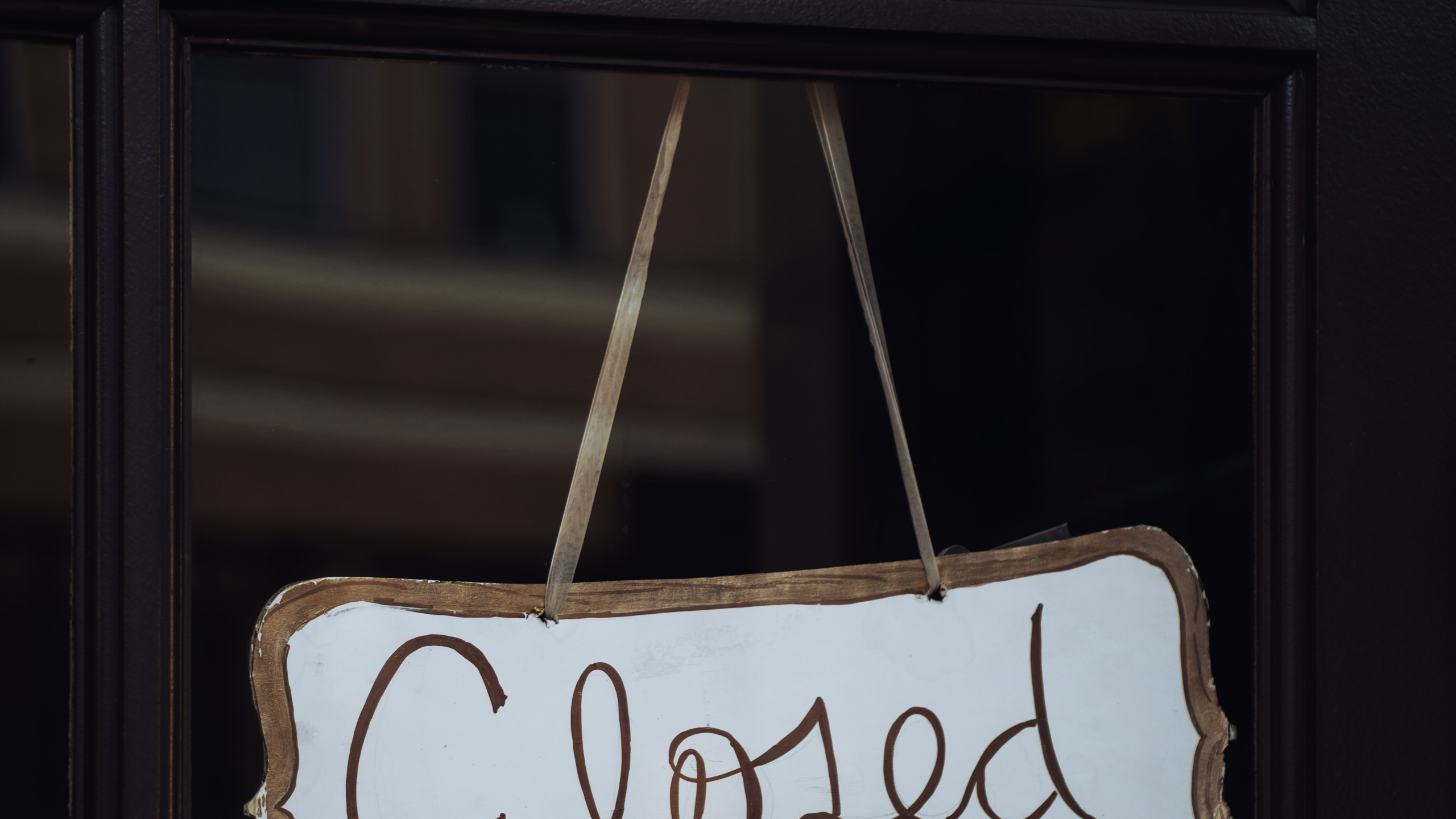 Обои стекло, архитектура, вывеска, текст, окно в разрешении 2560x1440