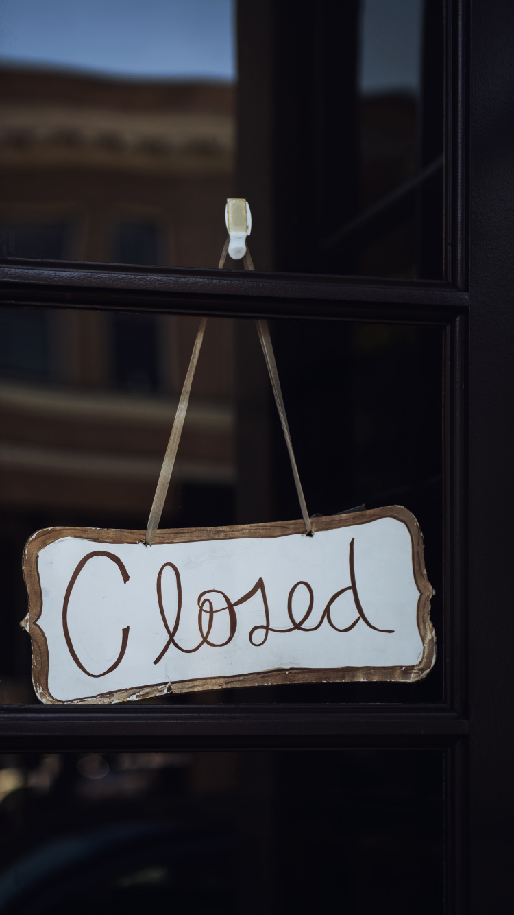 Обои стекло, архитектура, вывеска, текст, окно в разрешении 750x1334