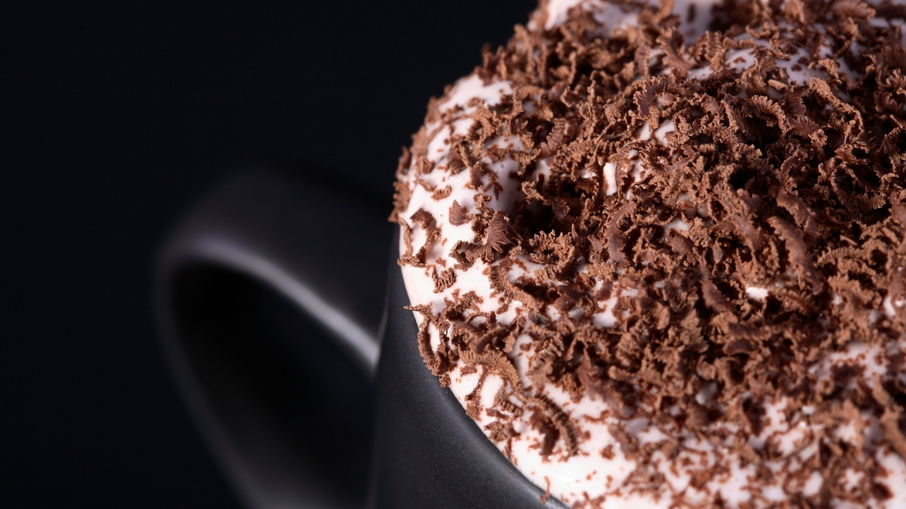 Обои капучино, пища, взбитые сливки, шоколад, чашка в разрешении 1280x720