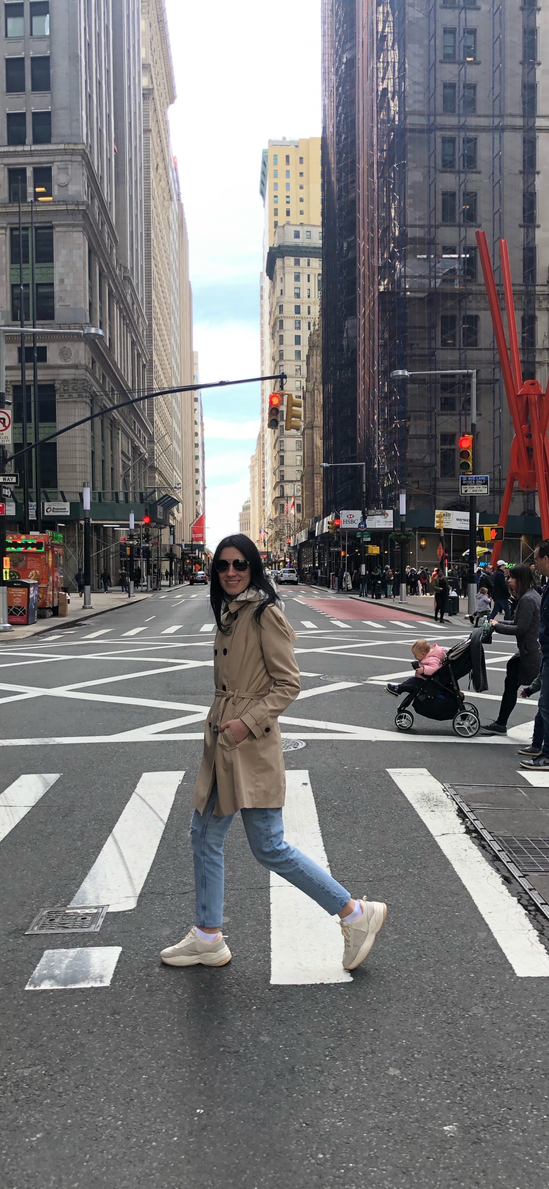 Обои городской район, одежда, дорога, пешеходный переход, улица в разрешении 1125x2436