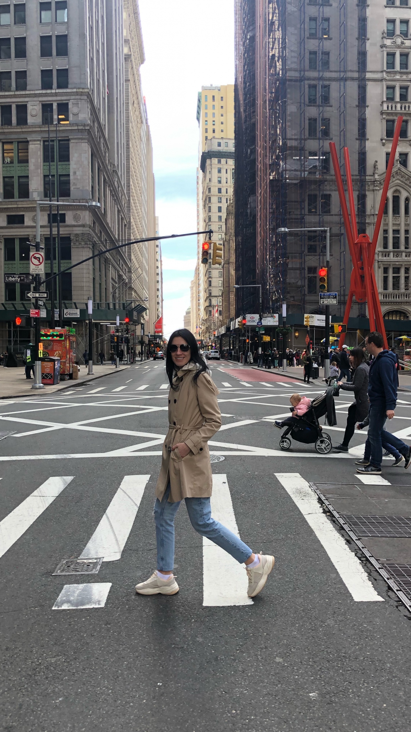 Обои городской район, одежда, дорога, пешеходный переход, улица в разрешении 1440x2560