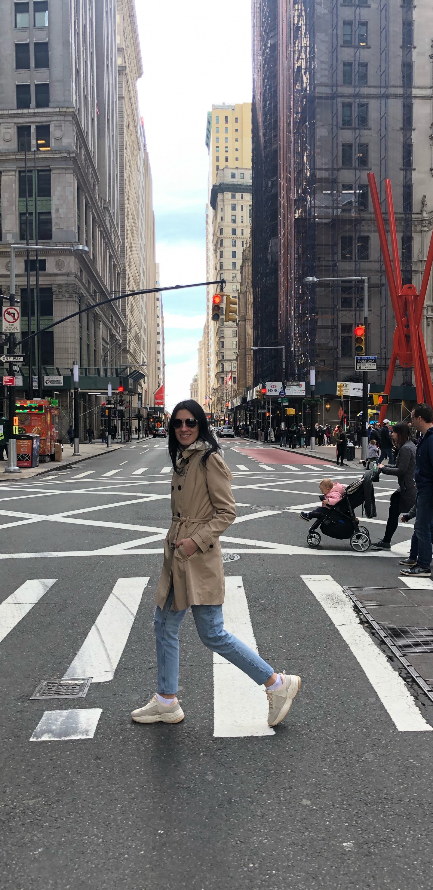 Обои городской район, одежда, дорога, пешеходный переход, улица в разрешении 1440x2960