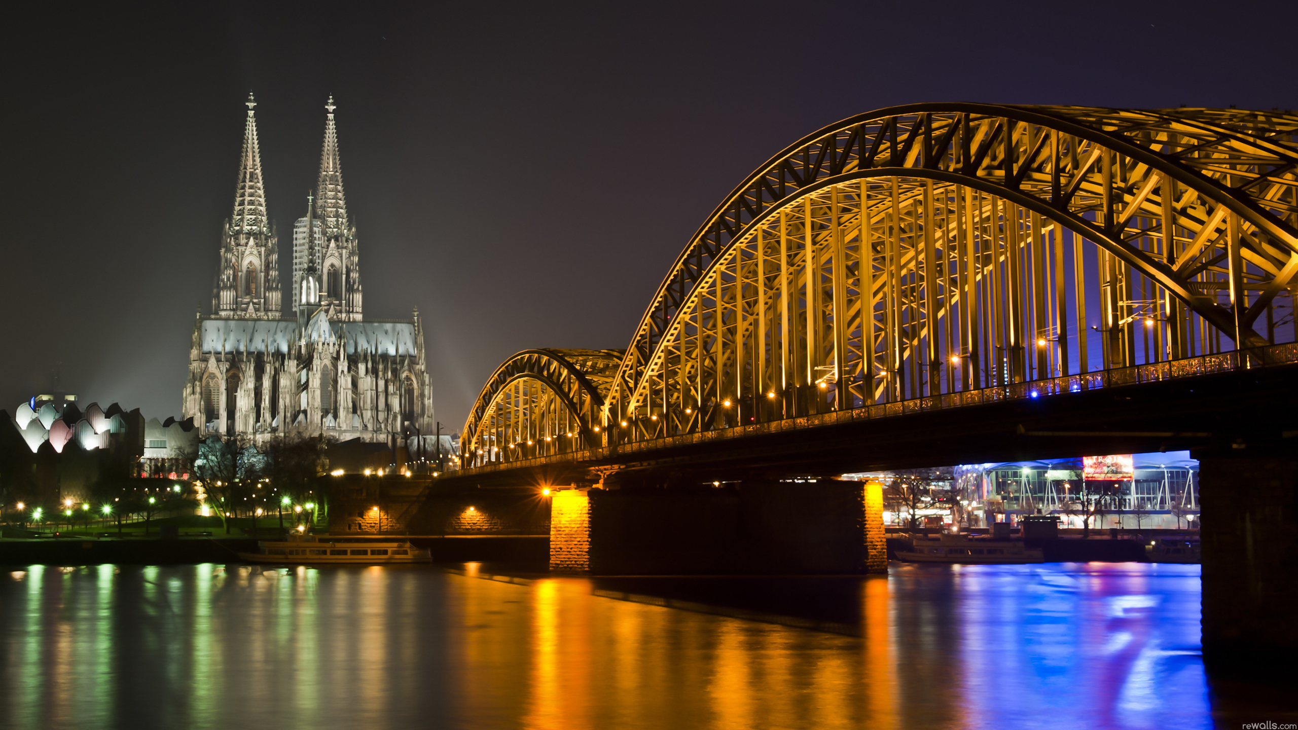 Обои мост, ориентир, ночь, отражение, город в разрешении 2560x1440