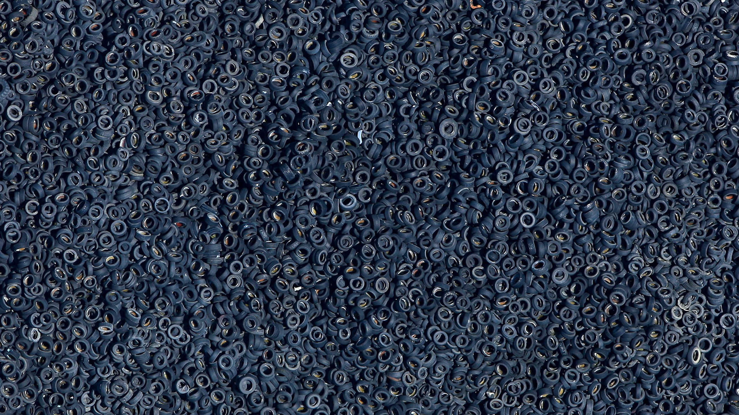 Обои синий, узор, асфальт, смола, bmw 3 серии в разрешении 2560x1440