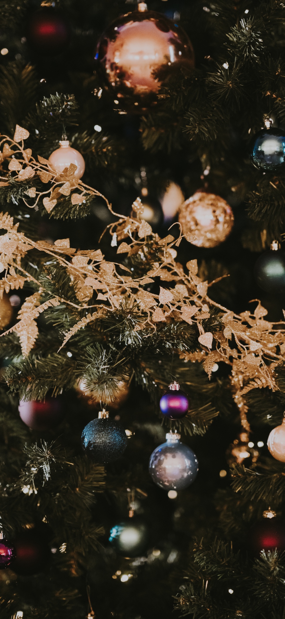 Обои Рождественский день, рождественский орнамент, елка, дерево, Рождество в разрешении 1125x2436