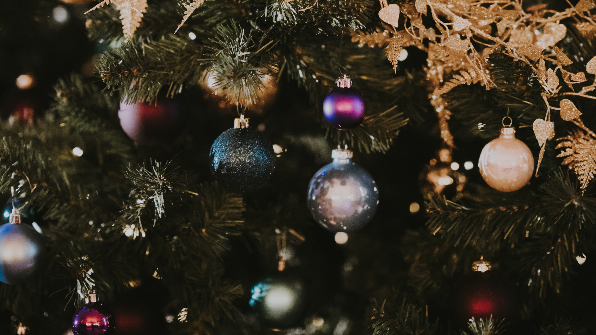 Обои Рождественский день, рождественский орнамент, елка, дерево, Рождество в разрешении 1920x1080