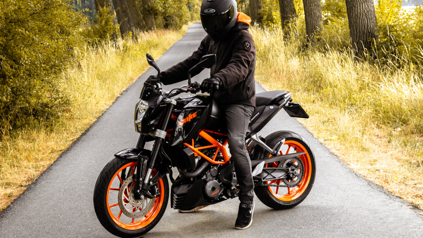 Обои мотоциклетный шлем, мотоцикл, аксессуары для мотоциклов, КТМ, мотоспорт в разрешении 1366x768