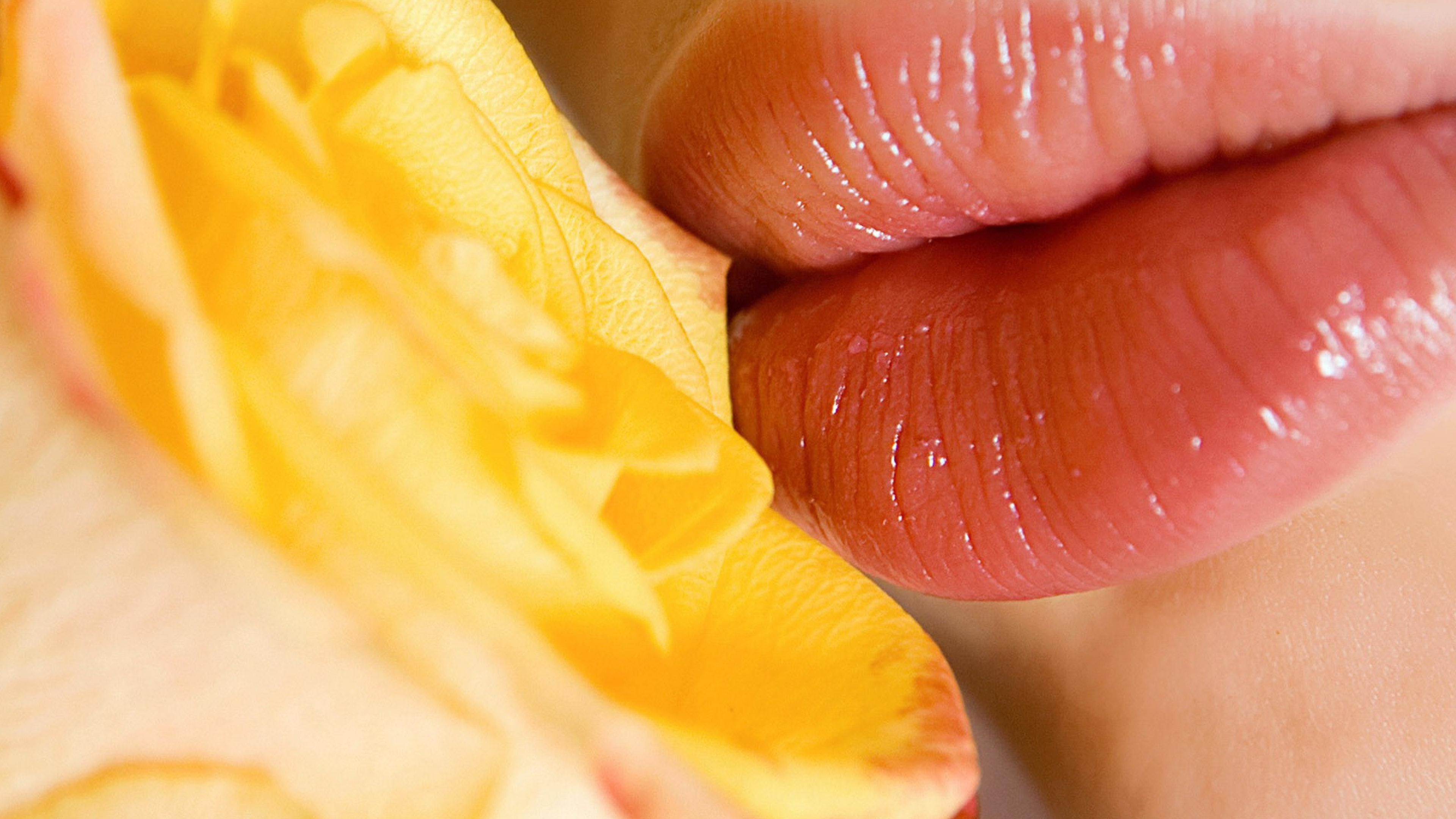 Обои поцелуй, желтый, палец, ноготь, кожа в разрешении 3840x2160