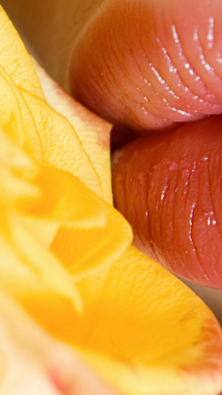 Обои поцелуй, желтый, палец, ноготь, кожа в разрешении 750x1334