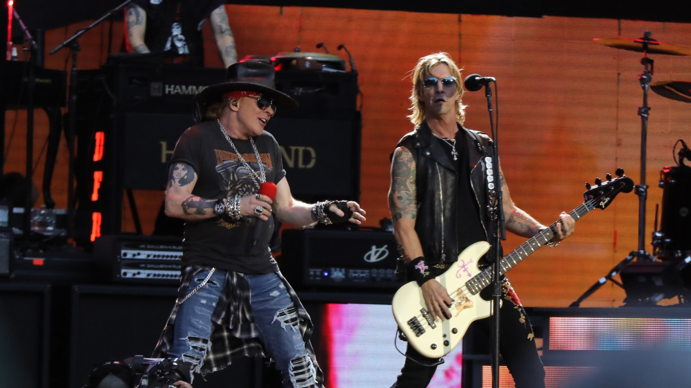 Обои Аксель Роуз, басгитара, Слэш, Not in This Lifetime Tour, гитара в разрешении 1366x768