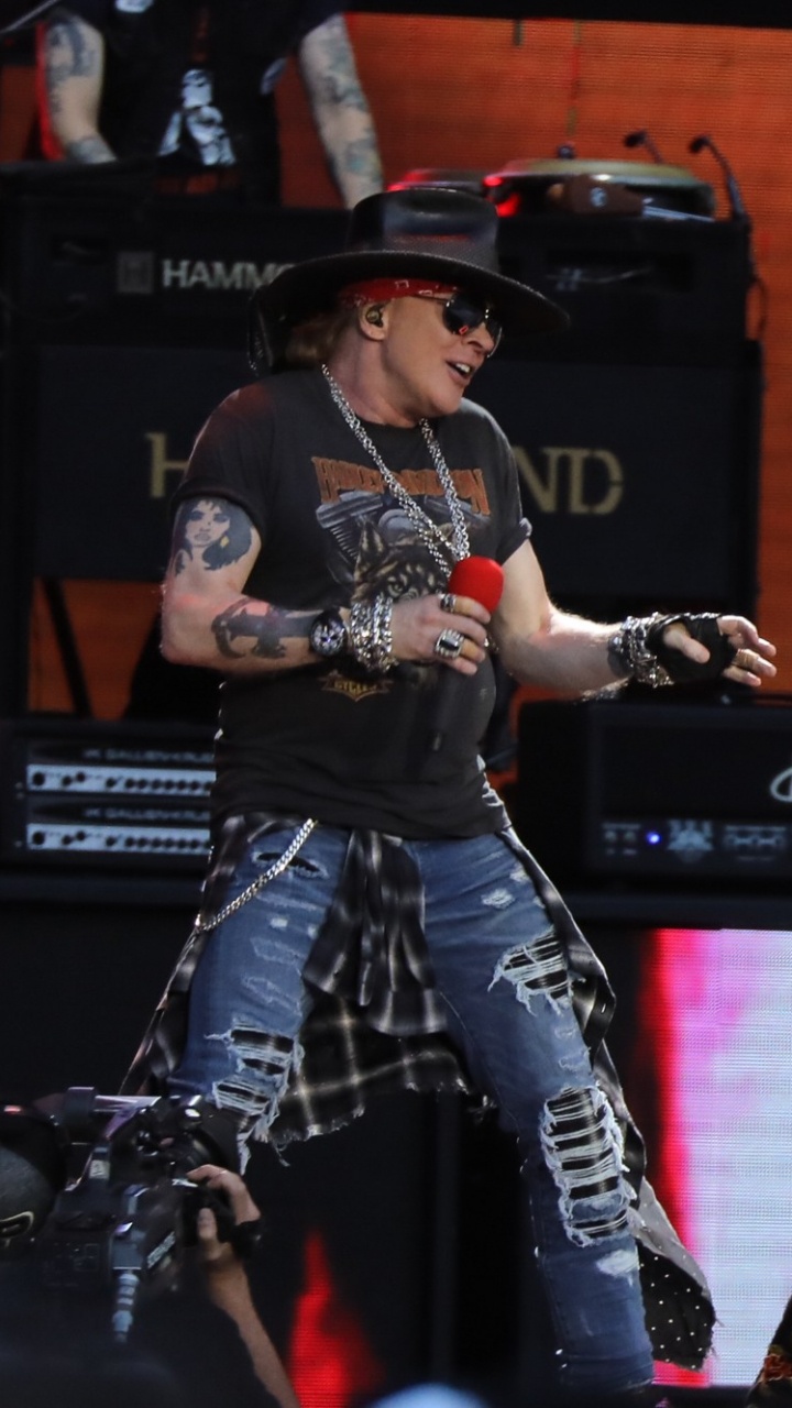 Обои Аксель Роуз, басгитара, Слэш, Not in This Lifetime Tour, гитара в разрешении 720x1280