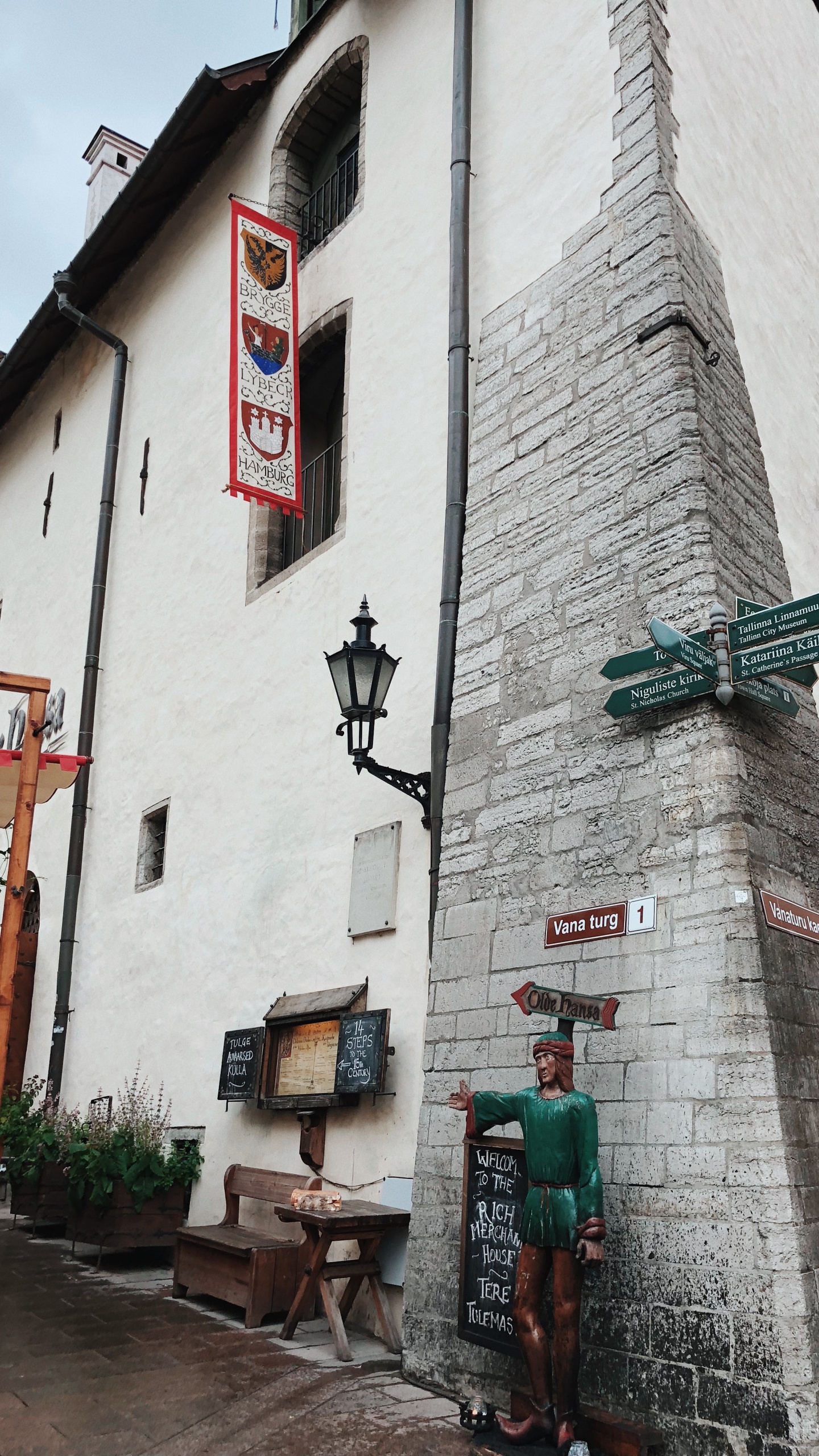 Обои староместская площадь, дорога, архитектура, синий, зеленый в разрешении 1440x2560