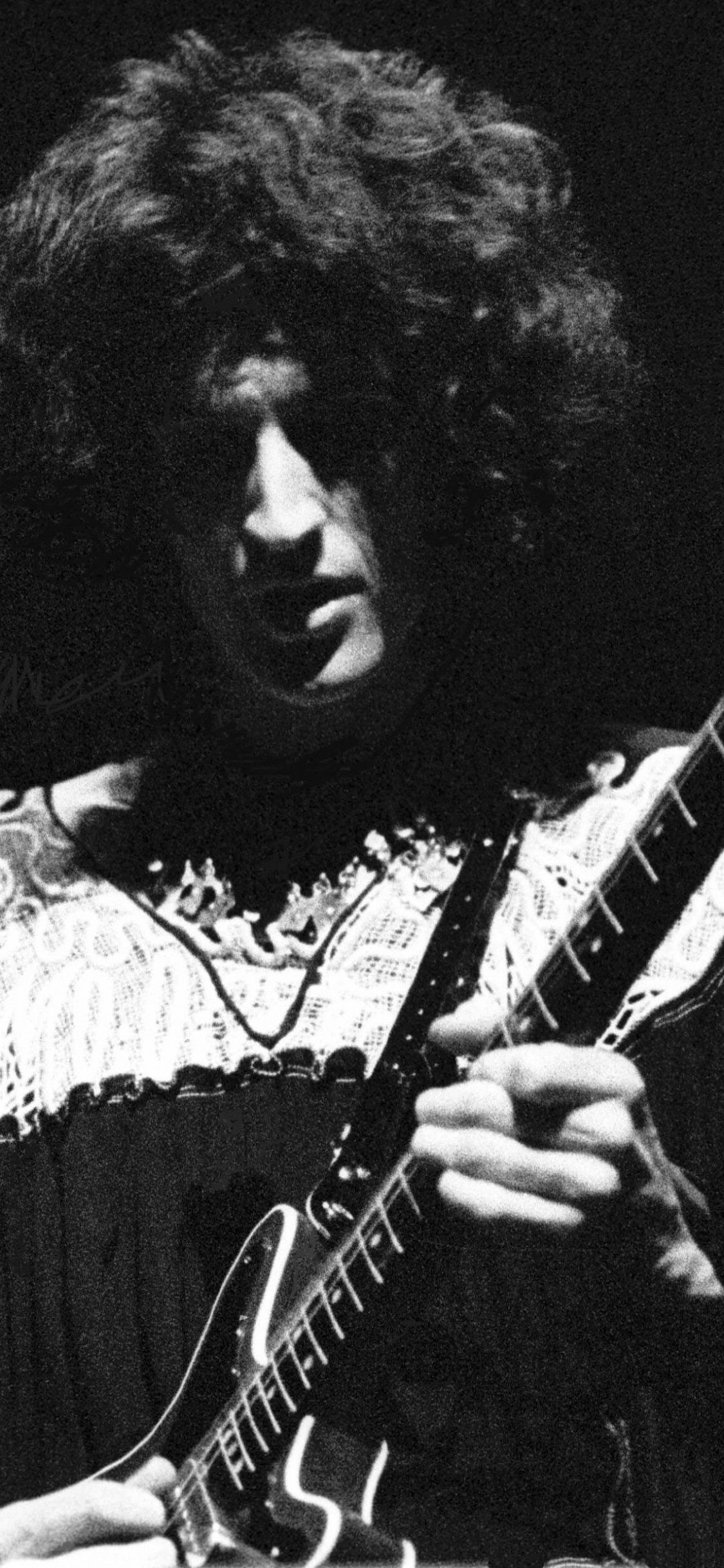 Обои Королева, музыкант, музыка, Представление, музыкальный инструмент в разрешении 1125x2436