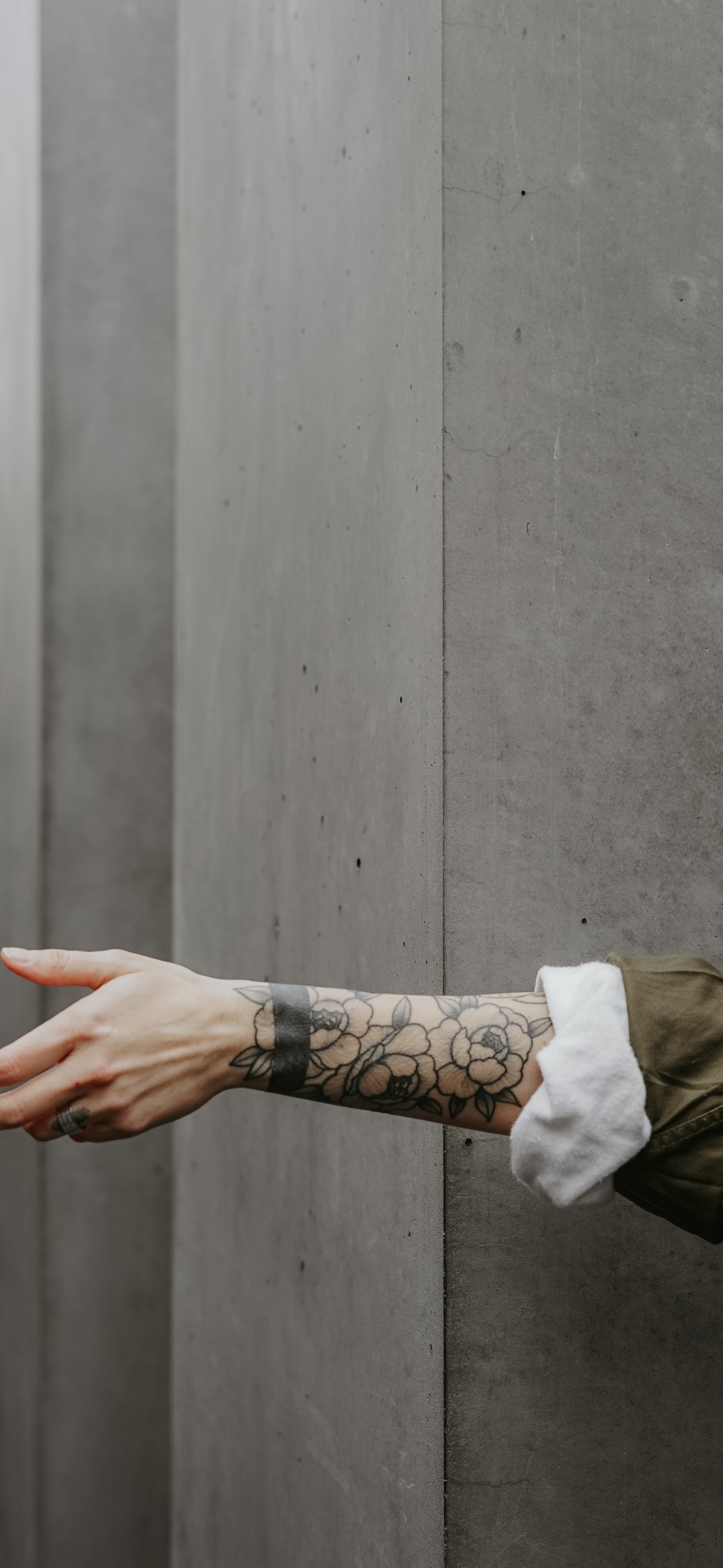 Обои тату, рука, стена, нога, локоть в разрешении 1125x2436