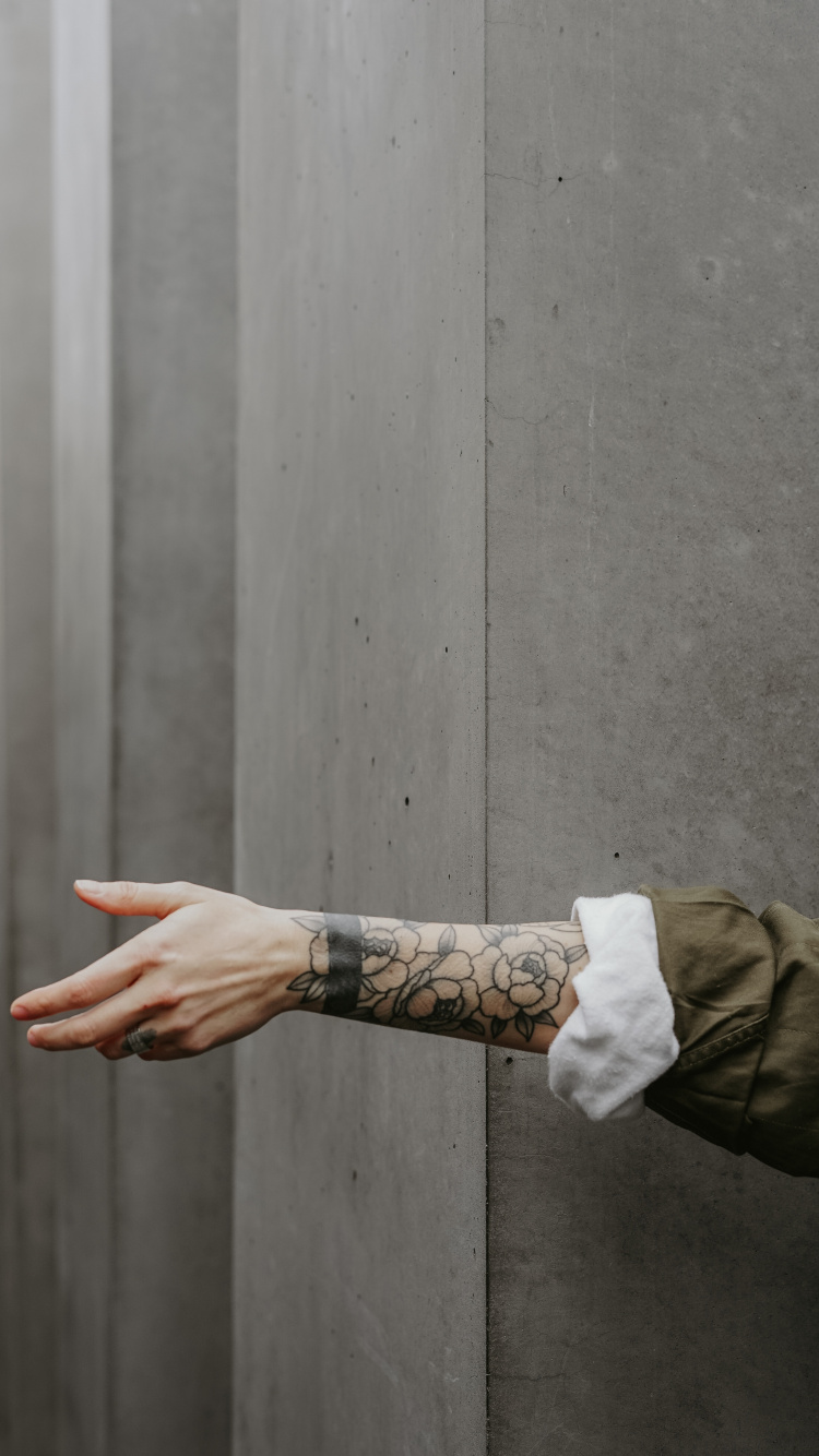 Обои тату, рука, стена, нога, локоть в разрешении 750x1334