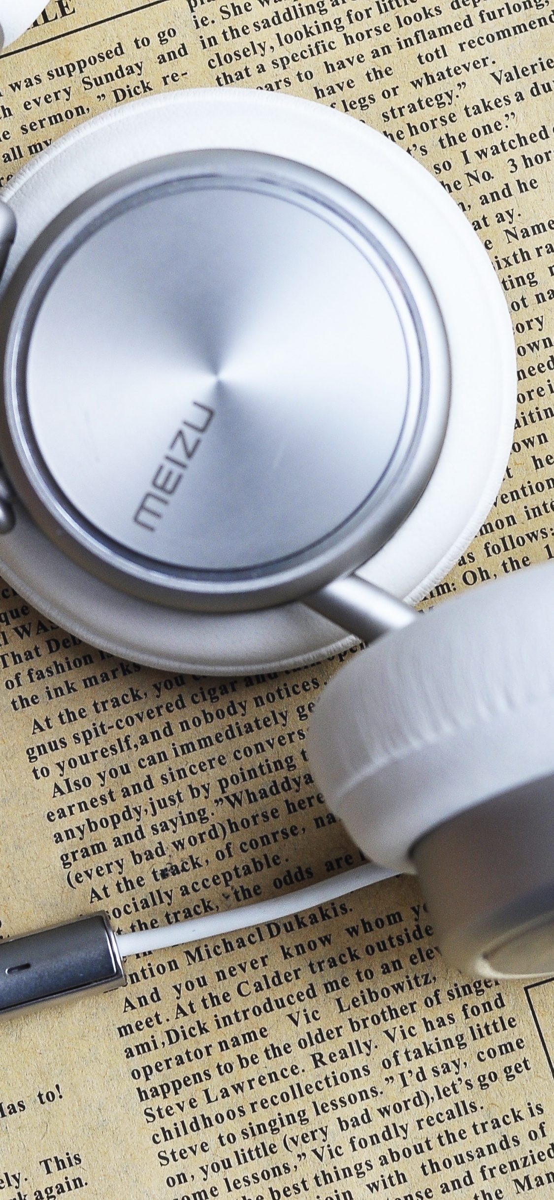 Обои наушники, звуковое оборудование, увеличительное стекло, гаджет, медицинское оборудование в разрешении 1125x2436