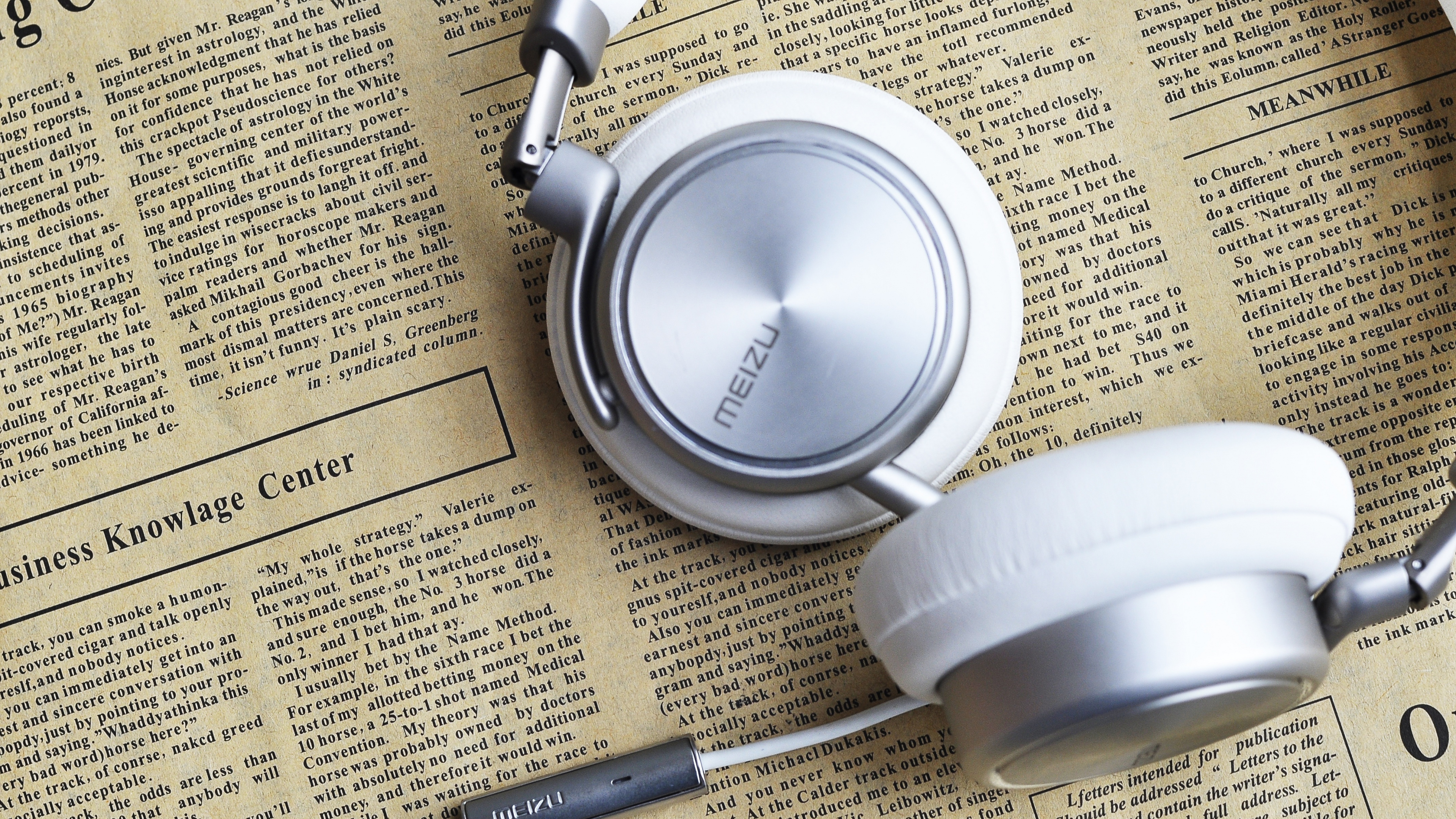 Обои наушники, звуковое оборудование, увеличительное стекло, гаджет, медицинское оборудование в разрешении 3840x2160