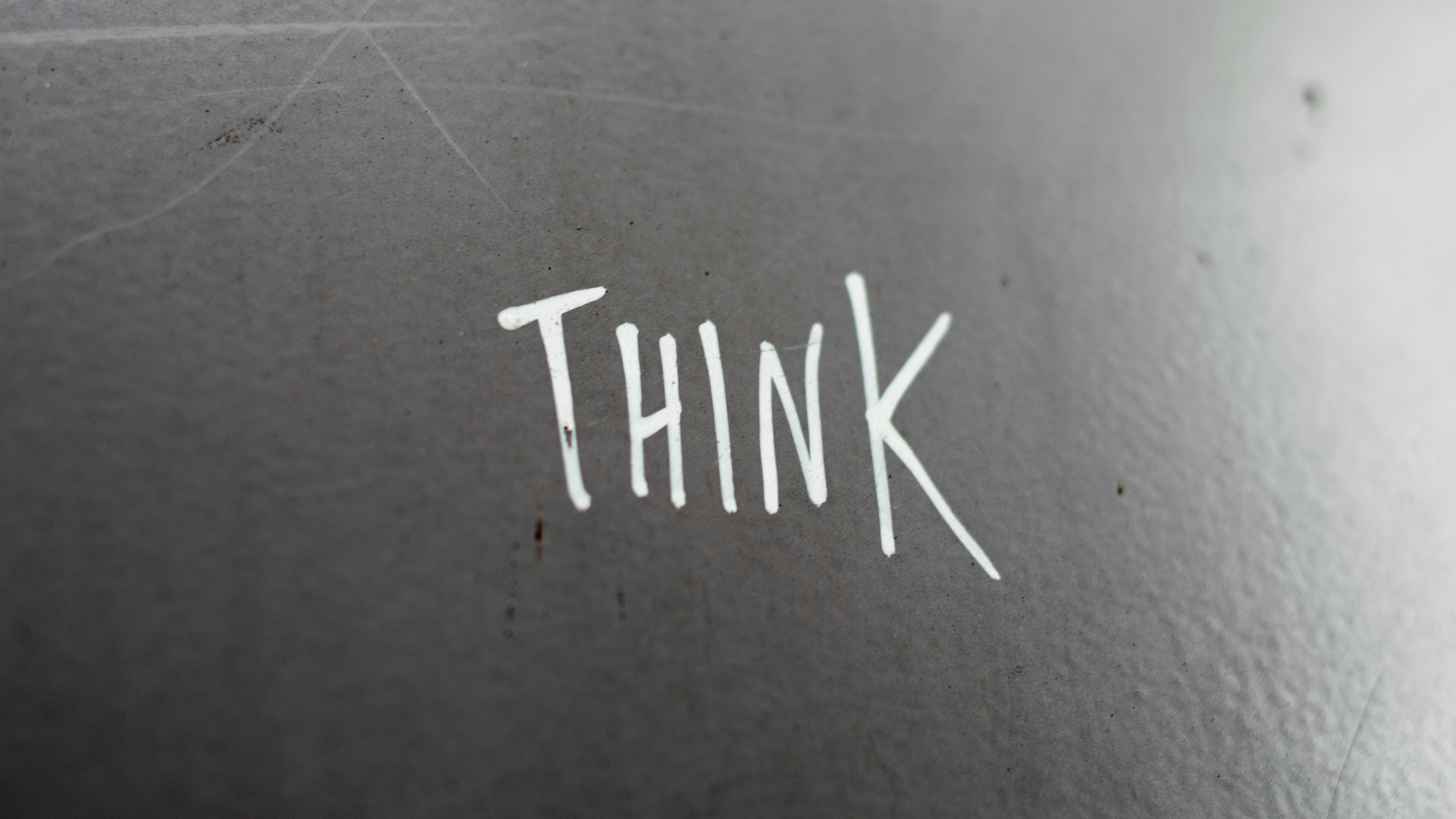 Обои лого, текст, стена, линия, графика в разрешении 3840x2160