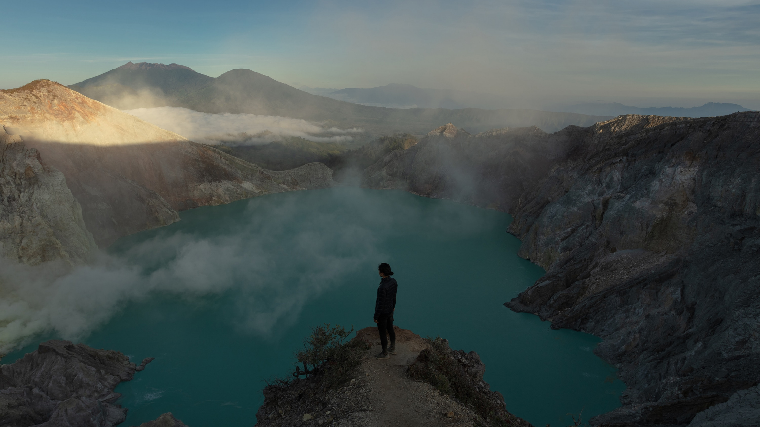 Обои горный хребет, гора, природа, горный рельеф, кратерное озеро в разрешении 2560x1440