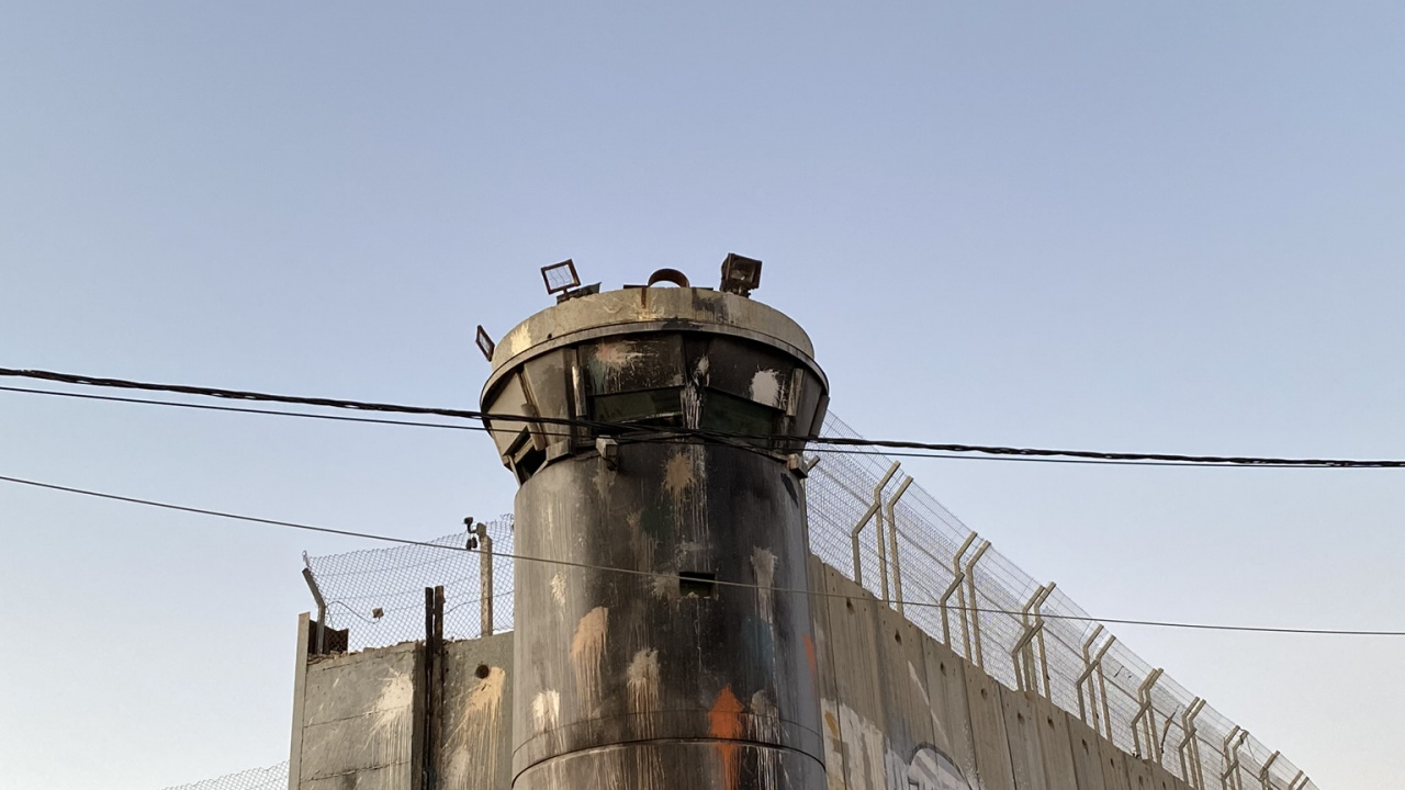 Обои здание, железо, провод, цилиндр, бетон в разрешении 1280x720