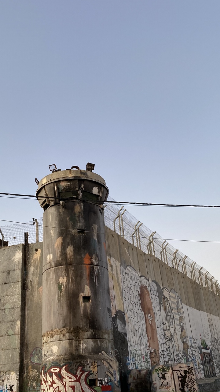 Обои здание, железо, провод, цилиндр, бетон в разрешении 720x1280