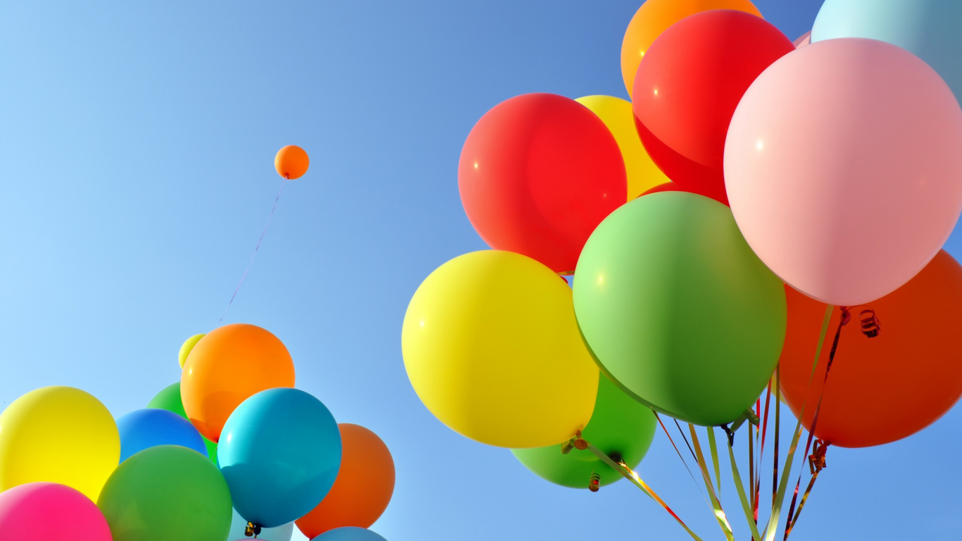 Обои воздушный шарик, дневное время, полеты на воздушном шаре, желтый, воздушный шар в разрешении 1366x768