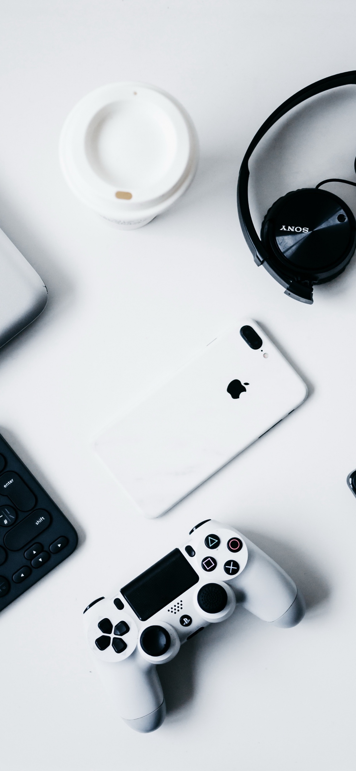 Обои наушники, игровой контроллер, белые, черный, устройство ввода в разрешении 1242x2688